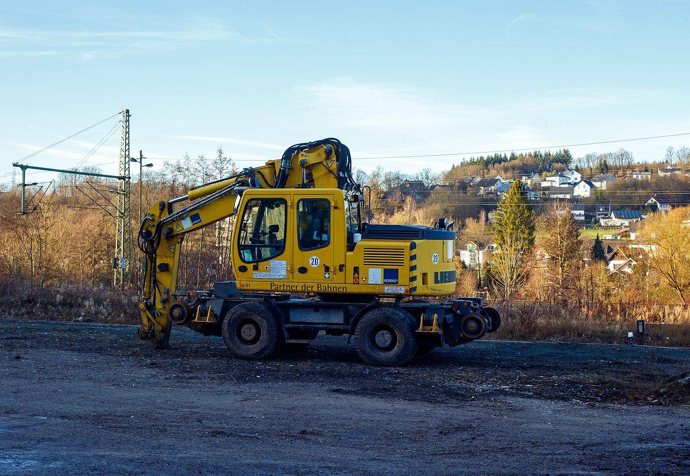 Der Liebherr A 900 C ZW Li / 1031 Zweiwegebagger mit Vier-Punkt-Abstützung, der Hering Bau GmbH und Co. KG aus Burbach-Holzhausen (interne Nr. 51), Kleinwagen-Nr. D-HGUI 99 80 9903 138-2, abgestellt am 26 Dezember 2024 auf dem ehem. Kleinbahnhof der Westerwaldbahn (WEBA) in Scheuerfeld/Sieg.

Der Zweiwegebagger hat ein Eigengewicht von 22,5 t, eine Anhängelast von 120 t und eine Höchstgeschwindigkeit von 20 km/h (in Weichen und Kreuzungen beschränkt auf 10 km/h), er hat eine Kfz -Bremse und eine Waggonbremsanlage.