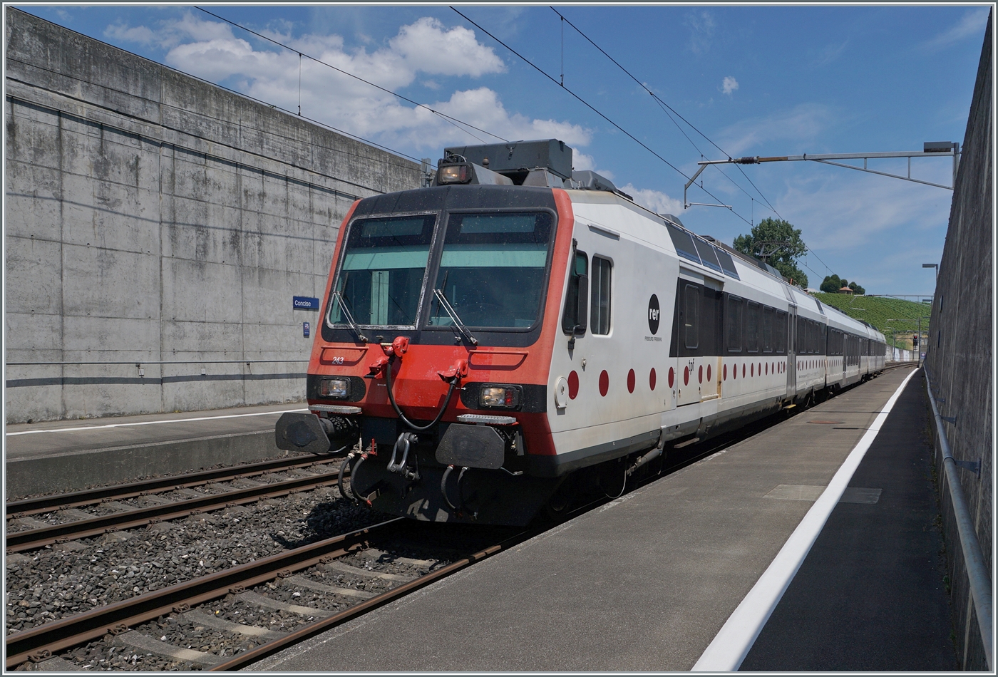 Der mit TPF-Punkten verzierte RBDe 560 243 Domino als R13 von Biel/Bienne nach Yverdon bildet einen schönen Kontrast zu den Betonmauern des Bahnhofs von Concise. 

5. Juli 2025