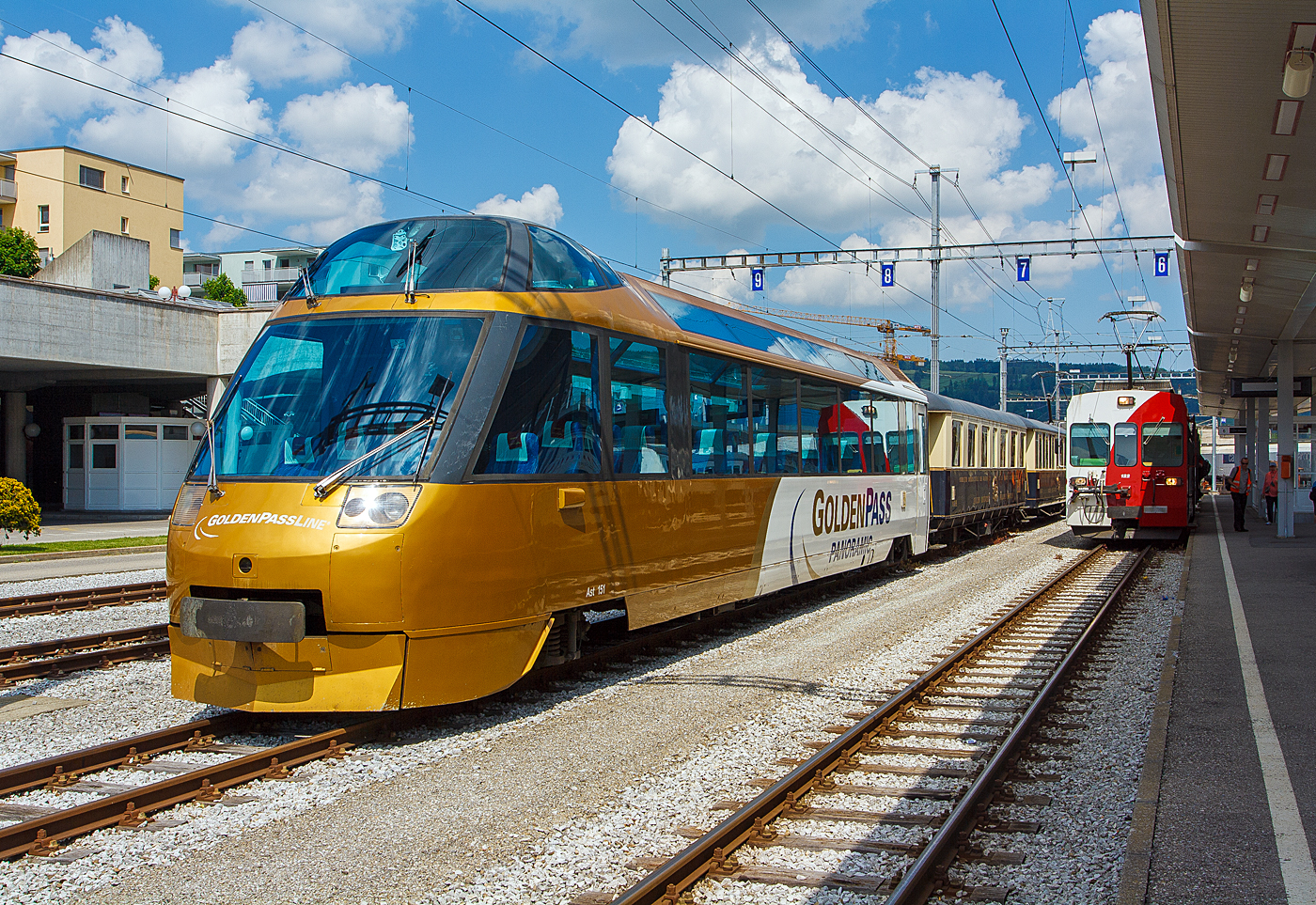 Der MOB 1.Klasse Panorama-Steuerwagen Ast 151 (ex Arst 151) steht am 28.05.2012 mit einem MOB Panoramic Express im Bahnhof Bulle (Kanton Freiburg). Rechts steht der TPF Be 4/4 122 Triebwagen mit dem Steuerwagen Bt 224 .

Die MOB beschaffte 1993 zwei Panoramawagen als Steuerwagen Arst 151–152 mit erhöhtem Führerstand und 8 Aussichtsplätzen hinter der Frontscheibe, diese Passagiere können so den Blick nach vorne auf die Strecke (bei entspr. Fahrtrichtung) genießen. Die beiden Wagen Ast 151 und 152 und die beiden As 153 und 154, wurden mit einer GDe 4/4 in der Mitte, als reiner 1. Klasse-Zug Crystal Panoramic anstelle des Superpanoramic am Wochenende und im Sommer täglich eingesetzt.

Der übrige Passagierraum war ursprünglich ist als Barwagen mit Längssitzbänken ausgestattet. Auf Tische wurde verzichtet und die Sitze am Wagenende in Reihenbestuhlung angeordnet.

TECHNISCHE DATEN eines BDe 4/4:
Hersteller: Breda, Baujahr 1993
Spurweite: 1.000 mm (Meterspur)
Achsanzahl: 4 (in 2 Drehgestellen)
Länge über Puffer: 18.700 mm
Wagenkastenlänge: 18.060 mm
Drehzapfenabstand: 12.830 mm
Achsabstand im Drehgestell: 1.800 mm
Drehgestell Typ: SIG-90
Laufraddurchmesser: 750 mm (neu)
Eigengewicht: 20,7 t
Höchstgeschwindigkeit: 120 km/h
Sitzplätze: 28 (in der 1. Klasse) und 8 (VIP)
WC: 1