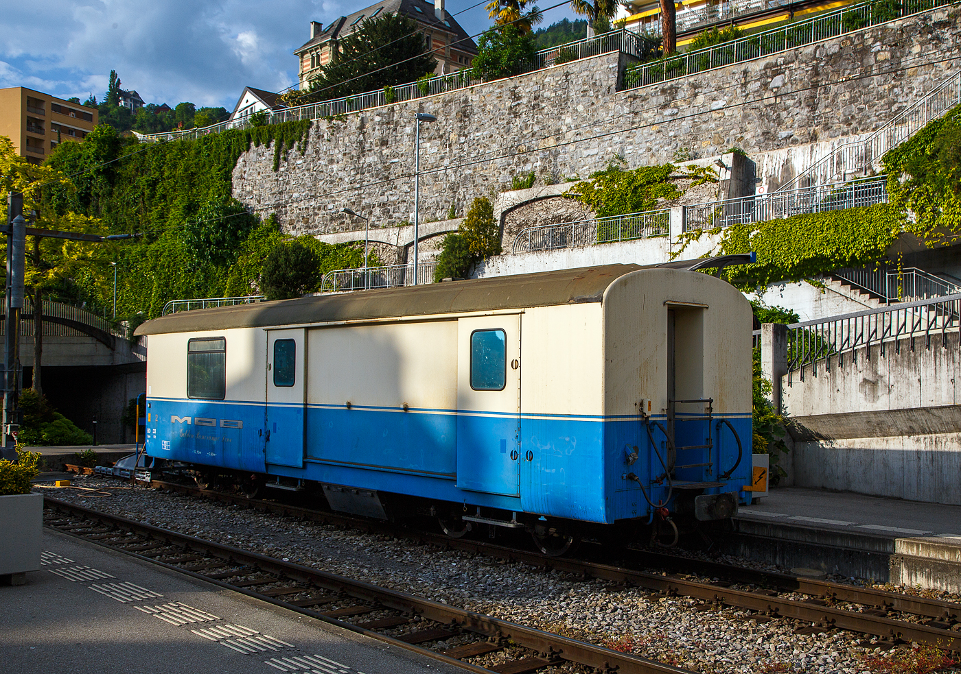 Der MOB vierachsige 2. Klasse Personenwagen mit Gepckabteil MOB BD 33 (bzw. Gepckwagen mit Personenabteil) abgestellt am 26.05.2023 beim Bahnhof Montreux. Der Wagen ist im alten „crme – blau“ und trgt nach die Anschrift „MOB - Golden Panoramic Line“. 

Der Wagen entstand 1999 durch Umbau aus dem PTT Postwagen D 33, ex PTT Z 33, und geht 1999 in den Besitz der MOB (Montreux Oberland Bernois / Montreux-Berner Oberland-Bahn), zuvor war er Eigentum der PTT (Schweizerische Post). Die Inneneinrichtung des Wagens wurde entfernt, im ehemaligen Broteil wurde ein Personenabteil mit zwei groen Fenstern eingebaut, es hat fnf bequeme Klappsitze oder Platz fr bis zu sechs Rollsthle. Das Personenabteil ist nur fr Behinderte und ihre Begleiter zugnglich. Einsatz fr Rollstuhltransporte, als Velowagen oder bei Ausfall eines BD 204 - 206. Ab 2010 kam er als Kchenwagen im  Meurtre-Mystre   zum Einsatz.

Der Ursprung des Wagens geht ist Jahr 1924 zurck, fr den Bau des PTT Z 33 wurde das Unter-/Fahrgestellt des ehem. Von SWS gebauten AB⁴ 85 (ab 1956 A⁴ 85) verwendet.

TECHNISCHE DATEN:
Hersteller: MOB / FFA / SIG
Spurweite: 1.000 mm (Meterspur)
Achsanzahl: 4 (in 2 Drehgestellen)
Lnge ber Puffer: 13.100 mm 
Hhe: 3.380mm
Breite: 2.680 mm
Drehzapfenanstand: 7.800 mm
Achsabstand im Drehgestell: 1.800 mm
Drehgestell Typ: SIG- Torsionsstab
Laufraddurchmesser: 750 mm (neu)
Eigengewicht: 17,2 t (ursprnglich 14 t)
Hchstgeschwindigkeit: 80 km/h
Sitzpltze: 5 (in der 2. Klasse) 
Ladegewicht: 2,8 t (ursprnglich 7,5 t)

Quellen: x-rail.ch
