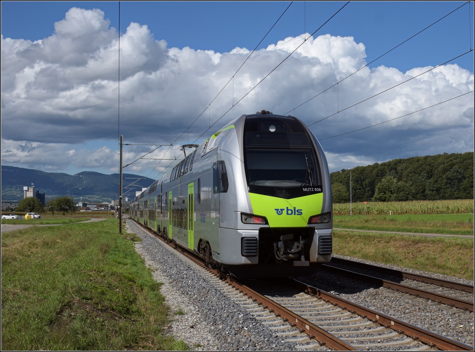 Der neue sechsteilige Mutz der BLS RABe 515 038 auf dem Weg Richtung Olten. Herzogenbuchsee, September 2022.