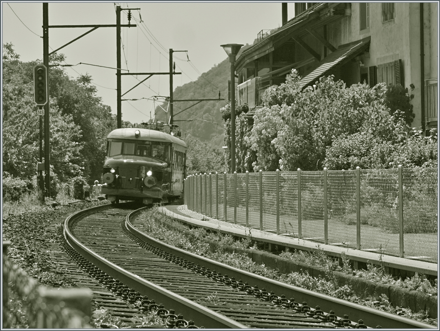 Der OeBB RCe 2/4 N° 607 ist in Ligerz auf der Fahrt nach Balsthal und konnte hier beim ehemaligen Bahnhof verewigt werden. 

19. Juni 2025