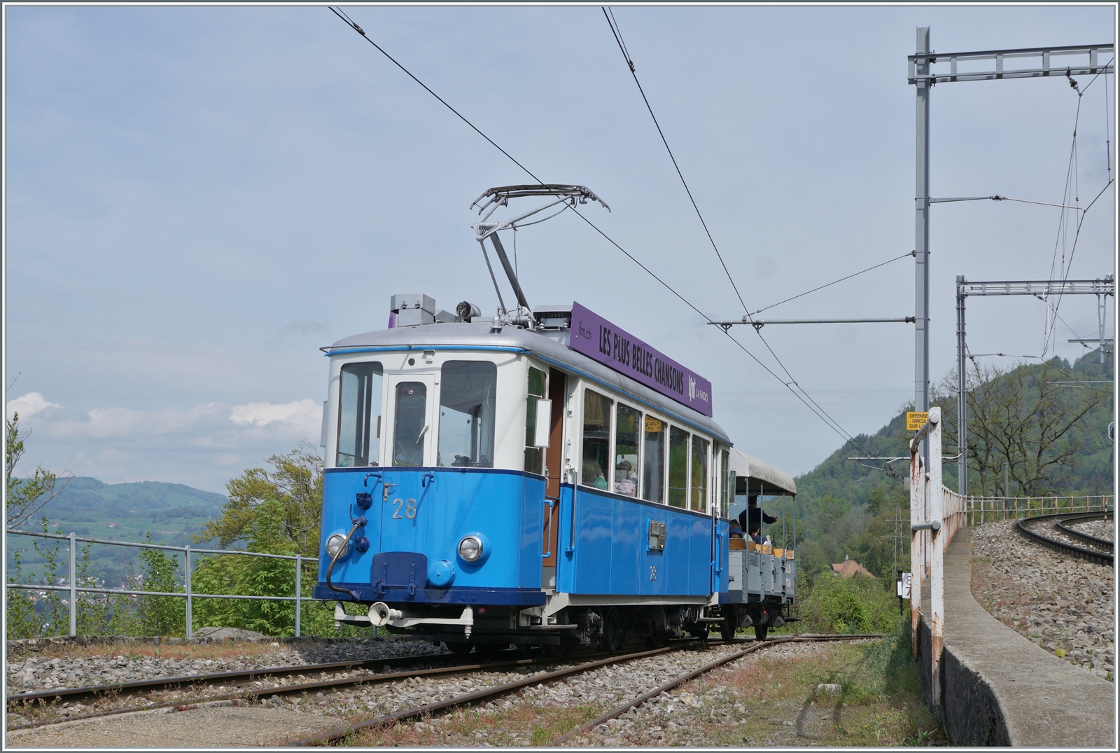 Der relativ neue TL Ce 2/3 von 1948 eröffnet mit dem LLB Flachwagen (Baujahr 1915) der mit Sitzbänken für Reisende ausgerüstet ist die Saison 2023. 

Chamby, den 6. Mai 2023