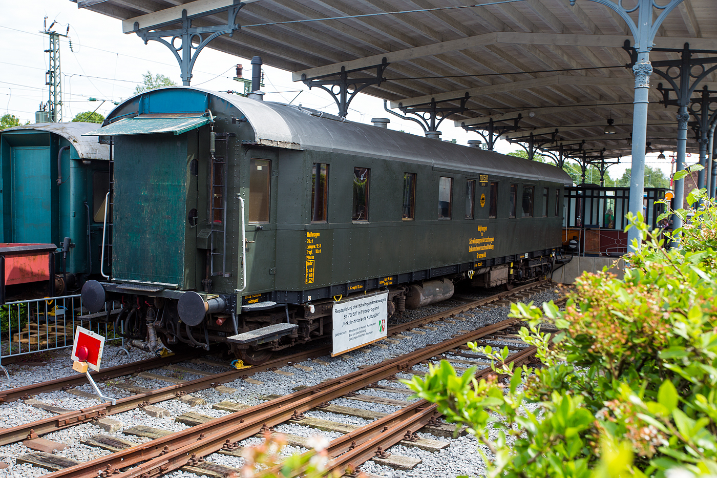 Der restaurierte historische DRG Meßwagen für Schwingungsuntersuchungen Lokmotivversuchsabteilung Grunewald, (Berlin) Bln 700 587, vom berühmten Lokomotiv- Versuchsamtes (LVA) in Berlin Grunewald, am 26 Mai 2024 beim Lokschuppen Hochdahl vom Eisenbahn- und Heimatmuseum Erkrath-Hochdahl e.V..

Bei dem Wagen handelt es sich um einen 1928 von der Sächsischen Waggonfabrik Werdau gebauten Wagen, der von der Lokomotivversuchsabteilung Grunewald für lokomotivtechnische Untersuchungen genutzt wurde. Die Arbeiten wurden im Rahmen des Förderprogramms „Verkehrshistorische Kulturgüter“ durch die NRW-Landesregierung gefördert.

Ursprünglich war der Wagen 1928 von der Sächsischen Waggonfabrik Werdau (die im gleichen Jahr mit Linke-Hofmann-Busch fusionierte) als Packwagen Pw4ü-28  Ost 90203, ein genieteter Einheitsschnellzugwagen (Ganzstahlwagen der Bauart 28), für die DRG gebaut worden. Aber bereits 1930 wurde er zum Meßwagen für Lauf- und Schwingungsforschung 105 136 Ost, für das Lokomotiv-Versuchsamt Grunewald (LVA) umgebaut. Nach dem 2. Weltkrieg wurde das LVA in der Bundesrepublik Deutschland zunächst in Göttingen als Bundesbahn-Zentralamt (BZA), später in Minden sowie in München fortgesetzt. Der Meßwagen (der Gattung Dienst4ü) wurde 1934 zum DRB Bln 700587 (Berlin 700 587) umgezeichnet. 

Dieser Wagen verblieb nach dem Krieg im Westen und wurde so zum Meßwagen DB Han 729 031 der Deutschen Bundesbahn beim BZA Göttingen. Ab 1952 dann DB Han 5044 der Gattung Meßwagen 318 vom BZA Minden (Westf.), später 51 80 99-60 010-9 D-DB. Weitere Nummer, Bezeichnungen und Gattungen waren:
Köl 5406 Unterrichtswagen 338 bzw. Eignungstestwagen 348
60 80 99-69 901-9 D-DB Unterrichtswagen 338 beim Bww Köln-Deutzerfeld

So hatte der fast 100jährige Wagen ein bewegtes vielfältiges Leben, aktuell befindet er sich im Besitz nun vom Eisenbahn- und Heimatmuseum Erkrath-Hochdahl. Von Messeinrichtung ist im Wagen nichts mehr zu sehen, nur im Fußboden verlaufen noch viele Kabel. 

TECHNISCHE DATEN (laut Anschriften): 
Spurweite: 1.435 mm (Normalspur)
Achsanzahl: 4 (in 2 Drehgestellen)
Länge über Puffer: 19.680 mm 
Drehzapfenabstand: 12.360	mm
Achsabstand im Drehgestell: 3.600 mm  
Drehgestell Bauart: Drehgestelle Bauart Görlitz II
Eigengewicht: 39.200 kg 
Max. Zuladung: 9.500 kg
Tragfähigkeit: 10.000 kg

Die Drehgestelle der Bauart Görlitz II wurden 1925 von der damaligen Waggon- und Maschinenbau AG (WUMAG) in Görlitz ursprünglich für die Wagen des FD Rheingold entwickelt, um den Reisenden besondere Laufruhe zu bieten. Sie wurden später auch für die Schnellzugwagen der Bauart 28 verwendet. Der Achsstand beträgt wie beim Vorgänger (Görlitz I) 3.600 mm. Die Drehgestelle verfügen über Wiegen, die auf in Längsrichtung angeordneten Blattfedern gelagert sind, zudem verfügt die Bauart Görlitz II über eine zusätzliche Federung. Anfangs wurden Torsionsfedern, später (wie hier) Schraubenfedern verwendet.
