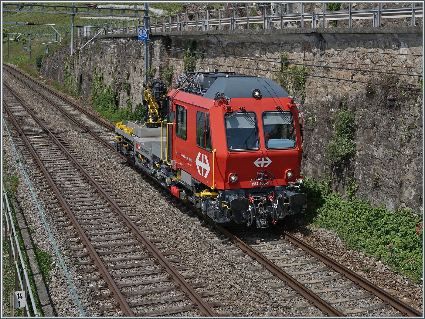 Der SBB 234 405-9 (Tm 98 85 5 234 405-9 CH-SBBI) ist zwischen Rivaz und Saint Saphorin auf dem Weg in Richtung Vevey. 

19. Mai 2025