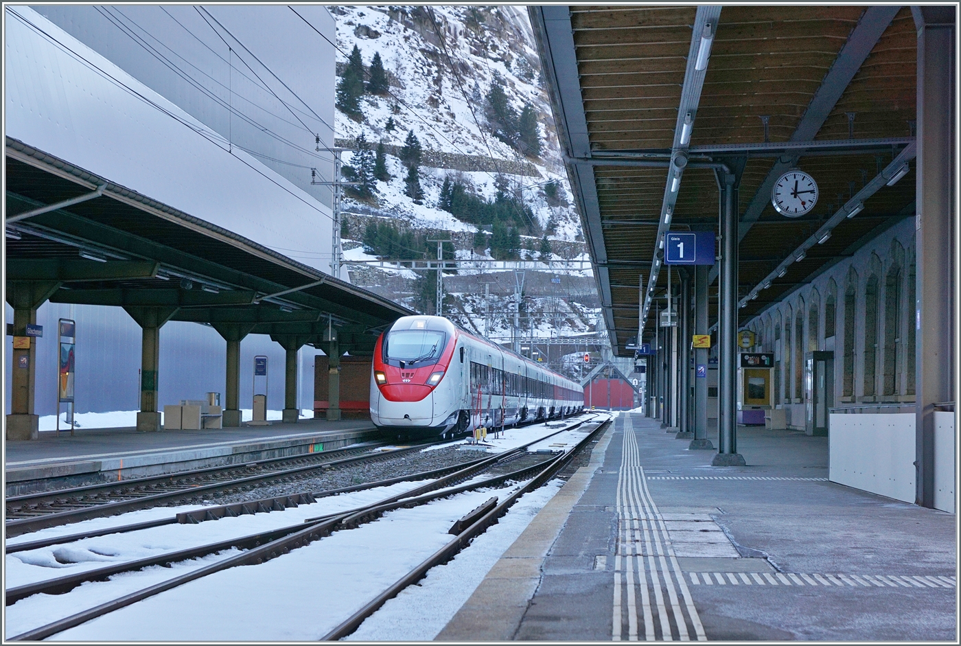 Der SBB  Giruno  RABe 501 022 VAUD hat den Gotthard Tunnle verlassen und fährt durch den Bahnhof von Göschen, welcher kurz nach 12 Uhr noch im Schatten der mächtigen Berge ist und zudem durch den Bau des 2. Gotthard-Autotunnels sein Erscheinungsbild stark verändert hat. 

21. Jan. 2025