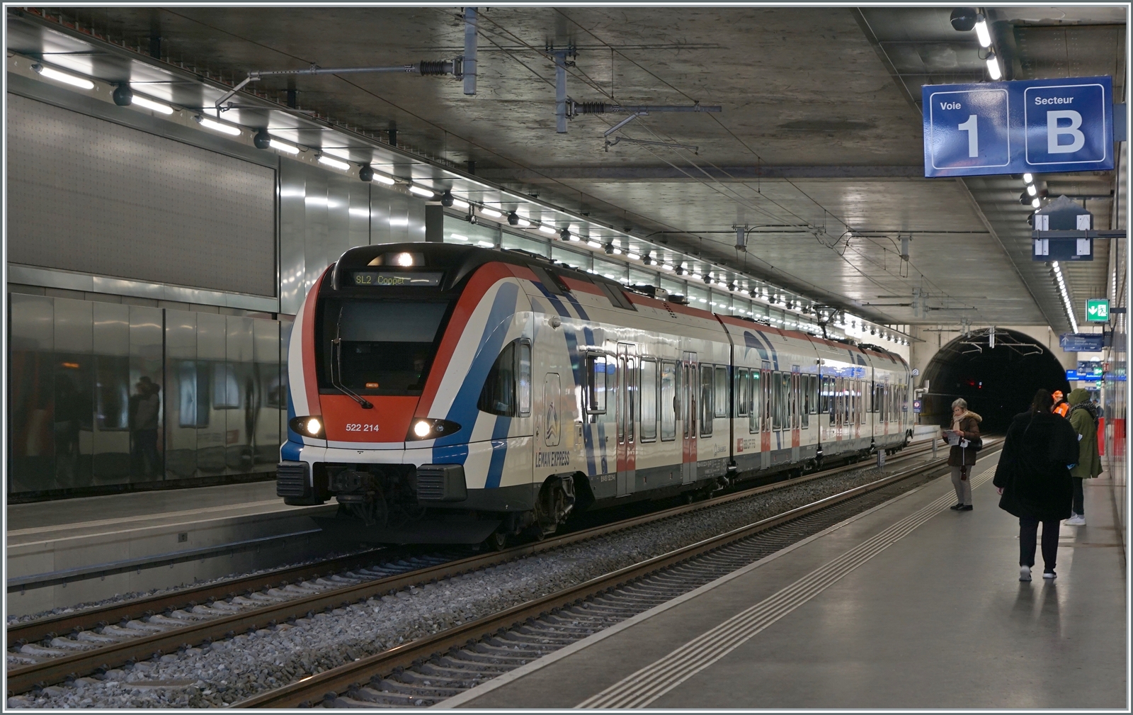 Der SBB LEX RABe 522 214 beim Halt in Lanchy-Bachet. Der Zug ist als Léman Express SL2 von Annecy nach Coppet unterwegs. 

10. März 2023