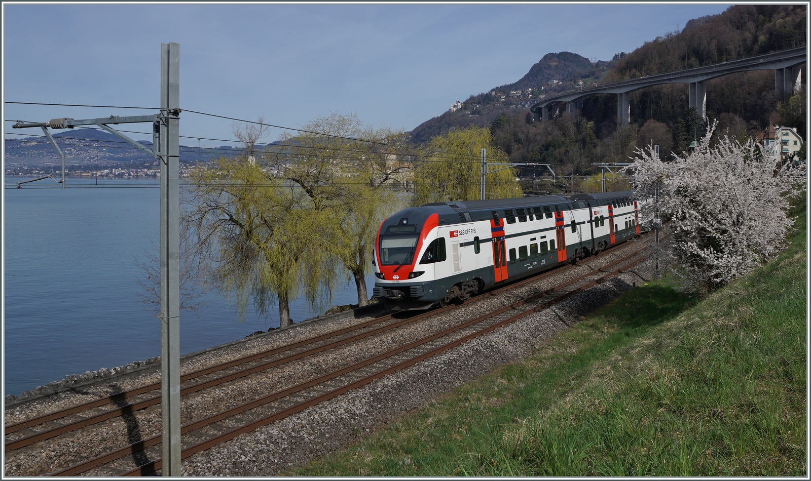 Der SBB RABe 511 105 ist kurz nach Villeneuve als RE auf dem Weg nach Annemasse. 

21. März 2023