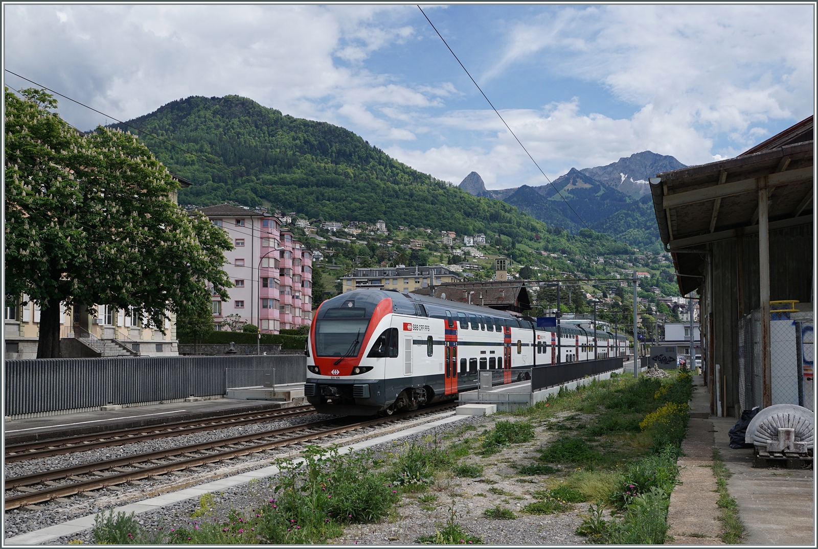 Der SBB RABe 511 106 fährt durch den Bahnhof von Clarens. Der Zug ist als RE von St-Maurice nach Annemasse unterwegs. 

14. Mai 2024