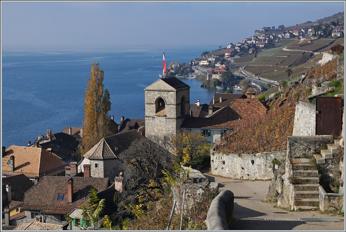 Der SBB RABe 511 111 ist als RE 33 18419 von Annemasse nach Vevey ist zwischen Rivaz und St-Saphorin unterwegs, wobei ohne Frage, das schöne St-Saphorin das Bild recht strak dominiert. 

16. Nov. 2024