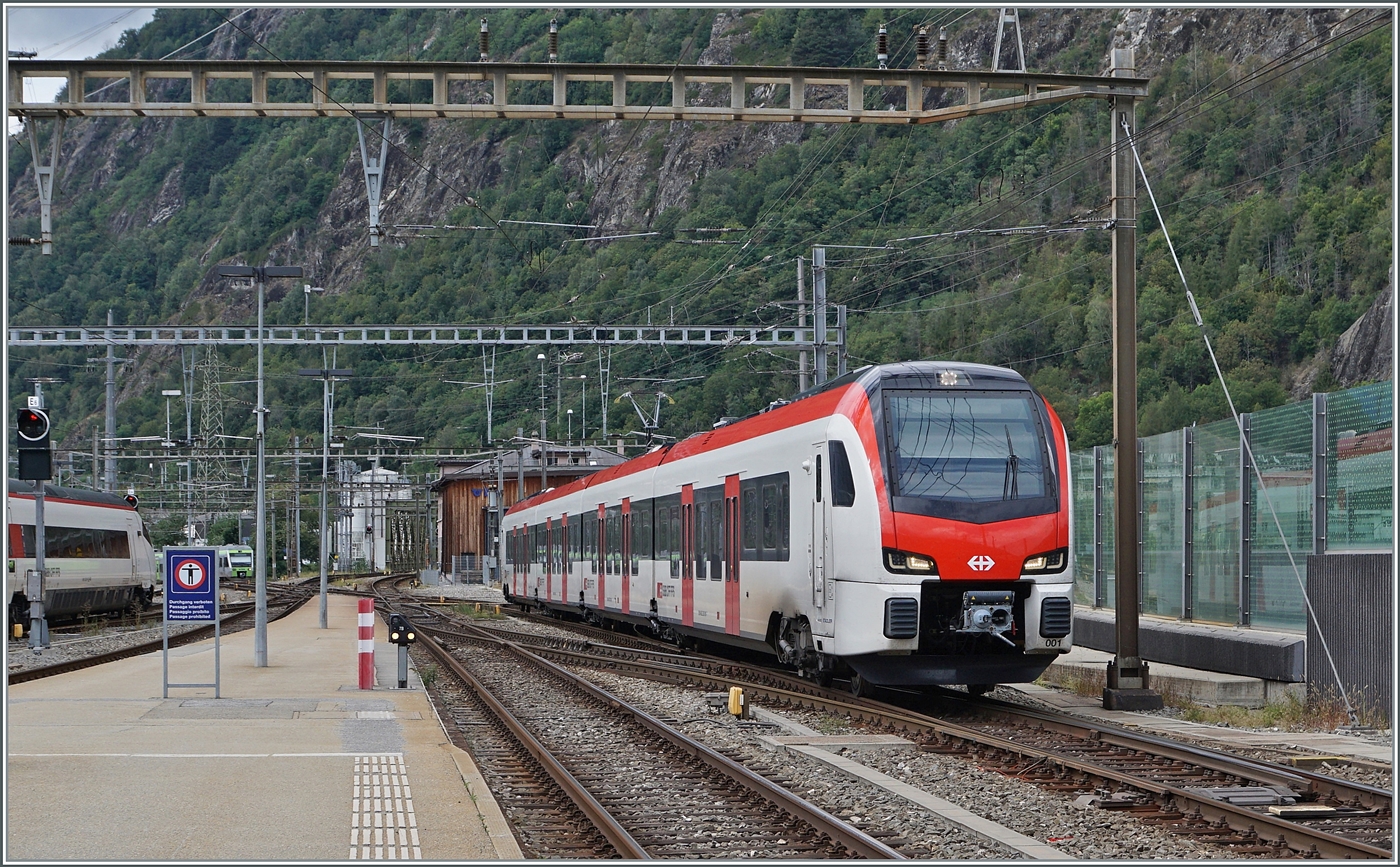 Der SBB RABe 531 001 ist auf einer Testfahrt und erreicht dabei sein Ziel Brig. Zudem ist links im Bild ein SBB RABe 503/ETR 610 zu erkennen und im Hintergrund steht ein BLS NINA. 

12. September 2024