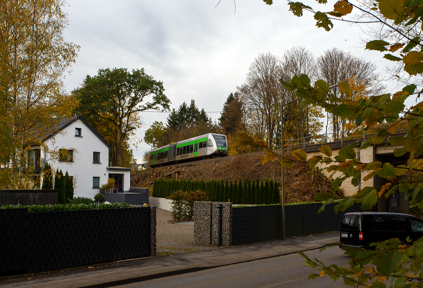Der Stadler GTW 2/6 – 109 (95 80 0946 409-9 D-WEBA / 95 80 0646 409-2 D-WEBA / 95 80 0946 909-8 D-WEBA) der Westerwaldbahn des Kreises Altenkirchen GmbH (WEBA), ex HLB VT 509 109, erreicht als RB 97  Daadetalbahn  von Daaden nach Betzdorf am 31 Oktober 2025 bald den Bahnhof Betzdorf/Sieg. 