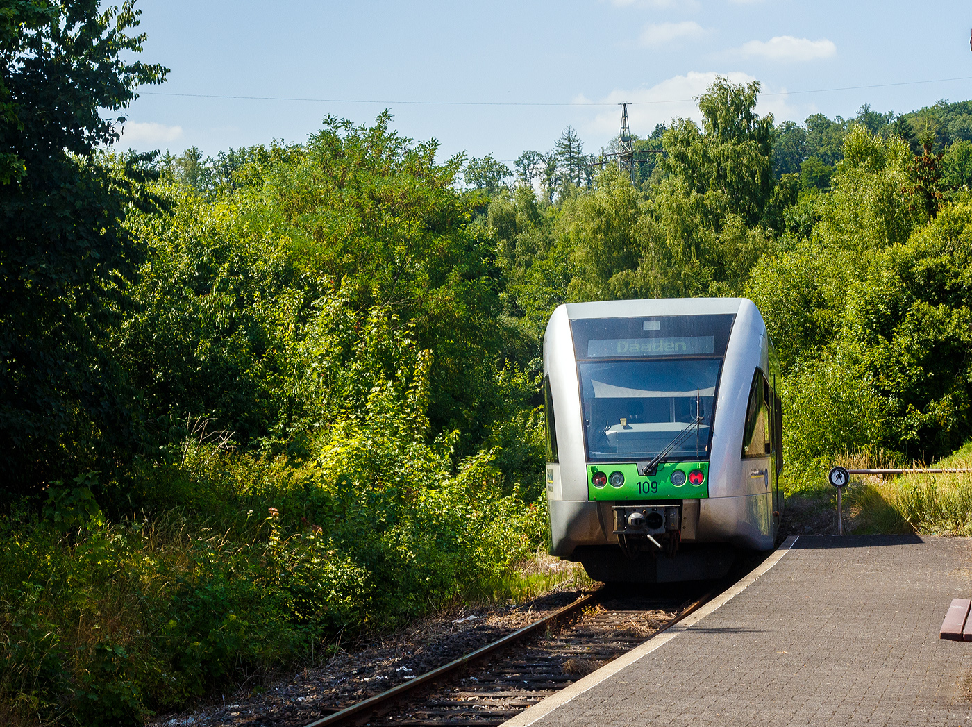 Der Stadler GTW 2/6 WEBA 109 (95 80 0946 409-9 D-WEBA / 95 80 0646 409-2 D-WEBA / 95 80 0946 909-8 D-WEBA) der Westerwaldbahn des Kreises Altenkirchen GmbH (WEBA), ex HLB VT 509 109, verlässt als RB 97  Daadetalbahn  von Daaden nach Betzdorf am 03 Juli 2025 den Hp Alsdorf.

Der Dieseltriebzug vom Typ Stadler GTW 2/6 wurde 1999 noch von der DWA in Bautzen (Deutsche Waggonbau AG, heute Bombardier Transportation) unter der Fabriknummer 509/006 gebaut. Der elektrische Teil und die Fahrwerke sind von ADtranz aus der Schweiz. Der Stadler GTW 2/6 wurde an die HLB (Hessische Landesbahn GmbH) geliefert. Im November 2023 ging er an die WEBA.