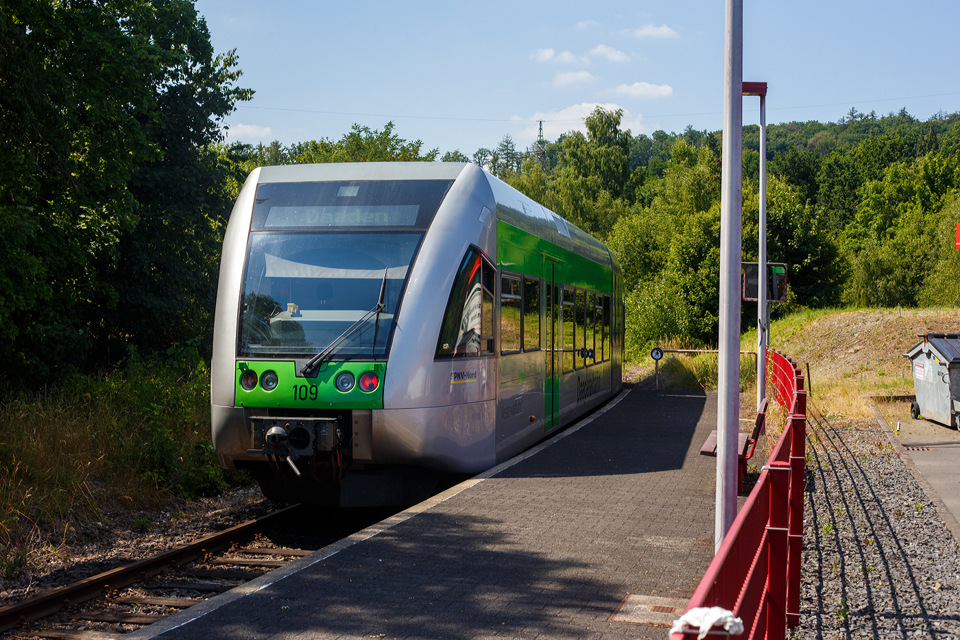 Der Stadler GTW 2/6 WEBA 109 (95 80 0946 409-9 D-WEBA / 95 80 0646 409-2 D-WEBA / 95 80 0946 909-8 D-WEBA) der Westerwaldbahn des Kreises Altenkirchen GmbH (WEBA), ex HLB VT 509 109, verlässt als RB 97  Daadetalbahn  von Daaden nach Betzdorf am 03 Juli 2025 den Hp Alsdorf.

Der Dieseltriebzug vom Typ Stadler GTW 2/6 wurde 1999 noch von der DWA in Bautzen (Deutsche Waggonbau AG, heute Bombardier Transportation) unter der Fabriknummer 509/006 gebaut. Der elektrische Teil und die Fahrwerke sind von ADtranz aus der Schweiz. Der Stadler GTW 2/6 wurde an die HLB (Hessische Landesbahn GmbH) geliefert. Im November 2023 ging er an die WEBA.