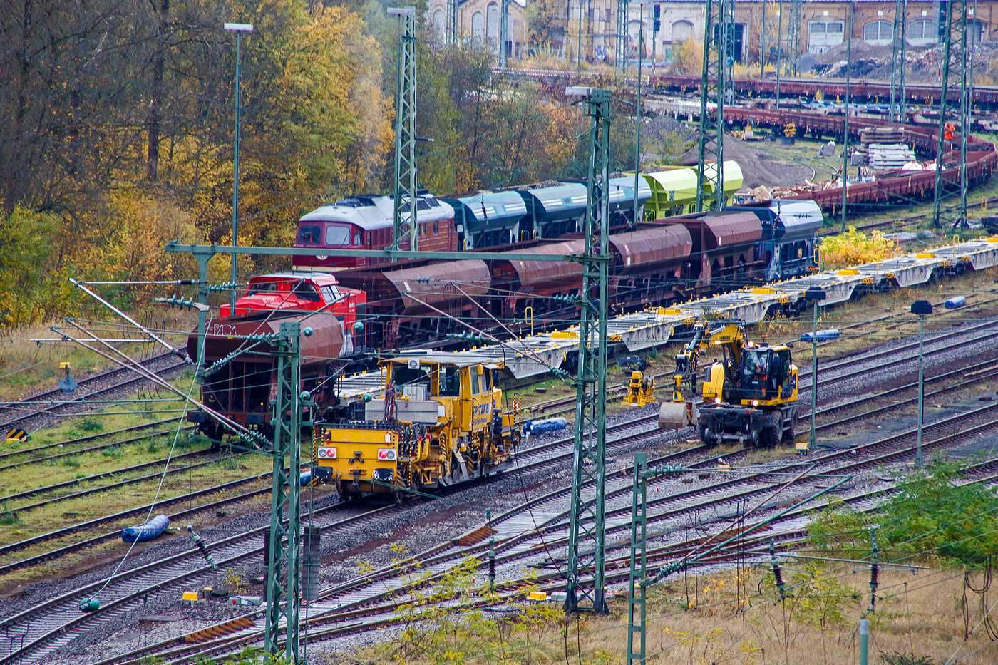 Der Stopfmaschinen folgt am 09 November 2025 im Rbf Betzdorf/Sieg auf dem erneuerte Gleis eine Plasser & Theurer Schotterverteil- und Planiermaschinen SSP 110 D der Spitzke SE (Großbeeren) und stellt den erforderlichen Regelbettungsquerschnitt. Die Maschinen verfüllen, planieren und kehren das Gleis. Sie verfügen über Besenwellen für den Oberbau.