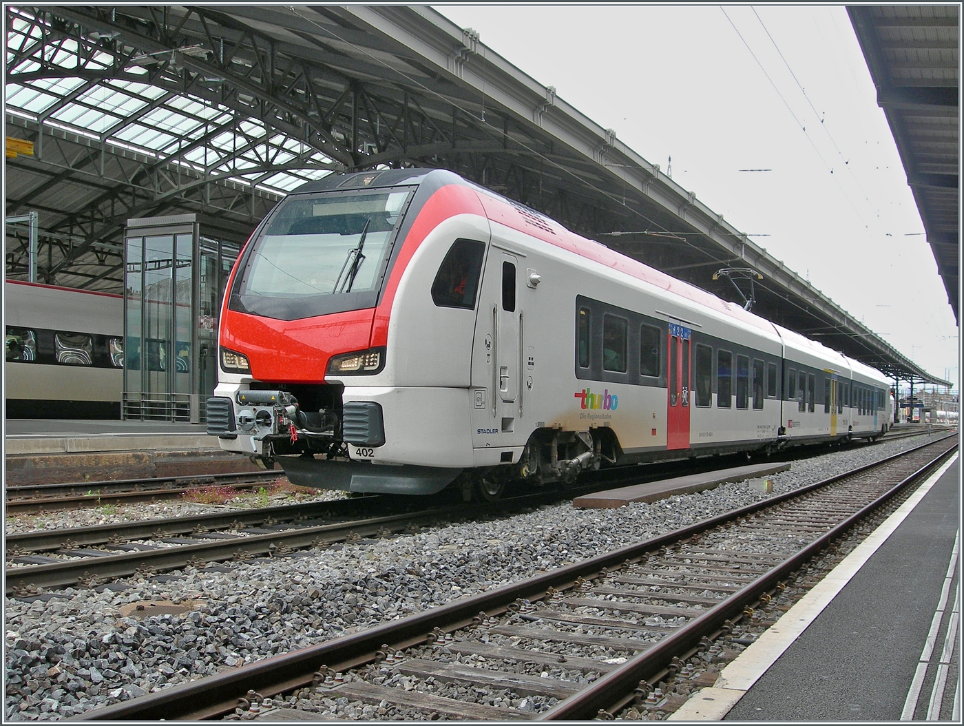 Der Thurbo EVO RABe 531 402-1 mit der etwas erstaunten UIC Anschrift RAB 94 85 0 531 402-1 CH-THB) auf einer Testfahrt in Lausanne.

4. Juni 2025