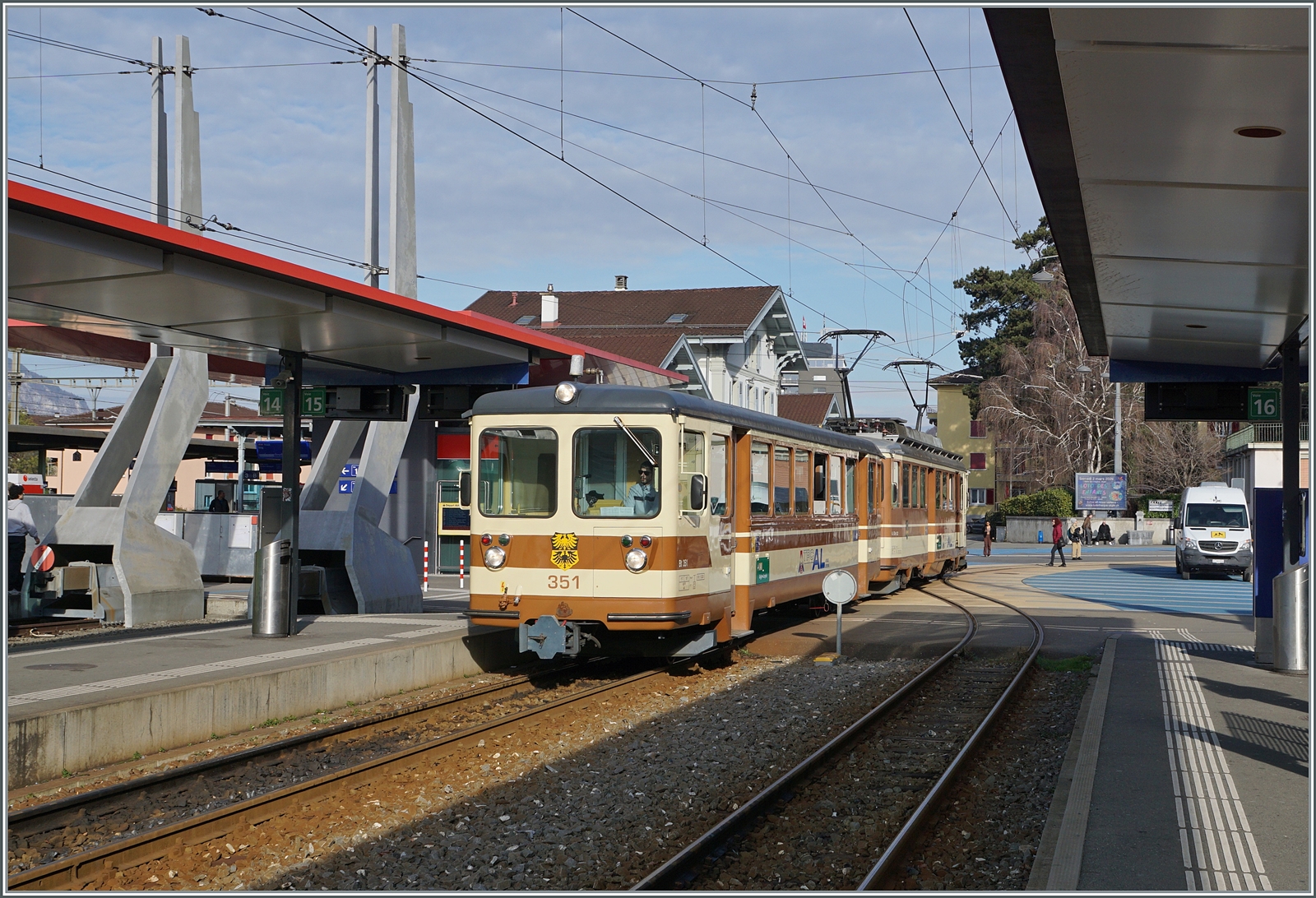 Der TPC A-L Bt 351 mit dem BDeh 4/4 302 sind weiterhin (noch) in ihrer A-L Farbgebung unterwegs. Hier erreicht der Zug den Bahnhof von Aigle. 

17. Feb 2024