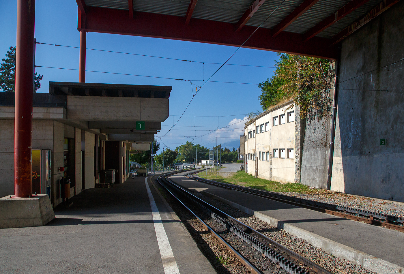 Der tpc AL Bahnhof (Aigle-Leysin-Bahn) Leysin-Feydey auf 1.398 m �. M. am 08. September 2023, von der Gleisseite Blickrichtung Talw�rts.