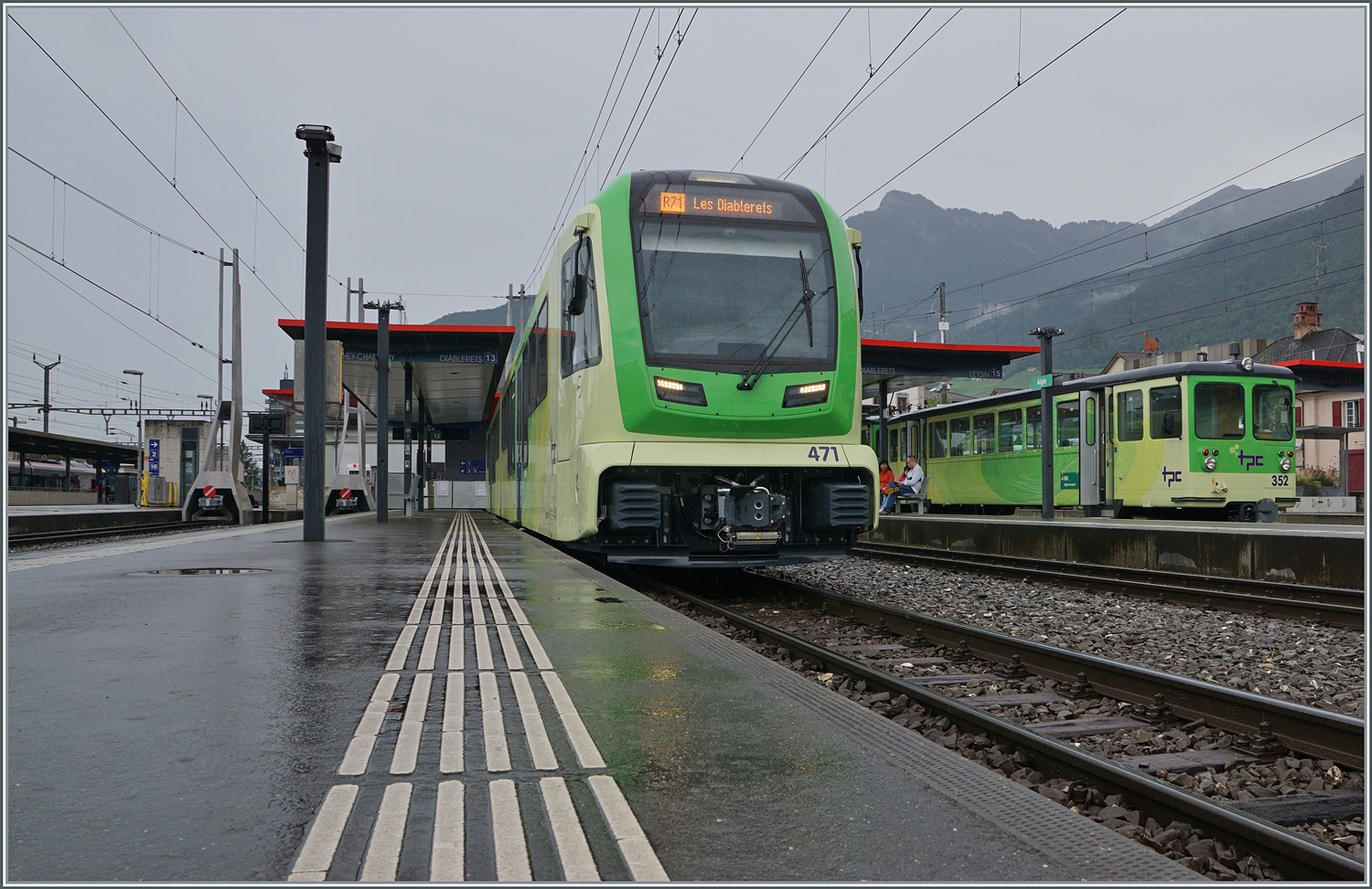 Der TPC ASD ABe 4/8 471 ist als R71 431 von Les Diablerets kommend in Aigle eigetroffen und wir nach einer knappen Stunde Wendezeit als R71 440 wieder nach Les Diablerets hochfahren. Im linken Bildteil ist der am Schluss des kurzen A-L Zugs eingereihte Steuerwagen Bt 352 zu erkennen.

21. Juli 2024