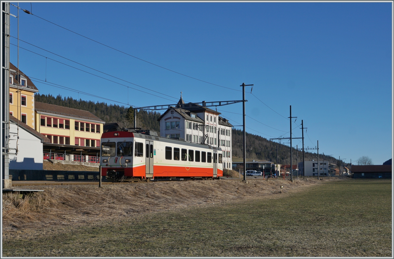 Der TRN / transN (ex cmn) BDe 4/4 N° 8 erreicht von La Chaux de Fonds kommend den Bahnhof von La Sagne. Das Ziel des Zuges ist Les Ponts-de-Martel.

3. Feb. 2024