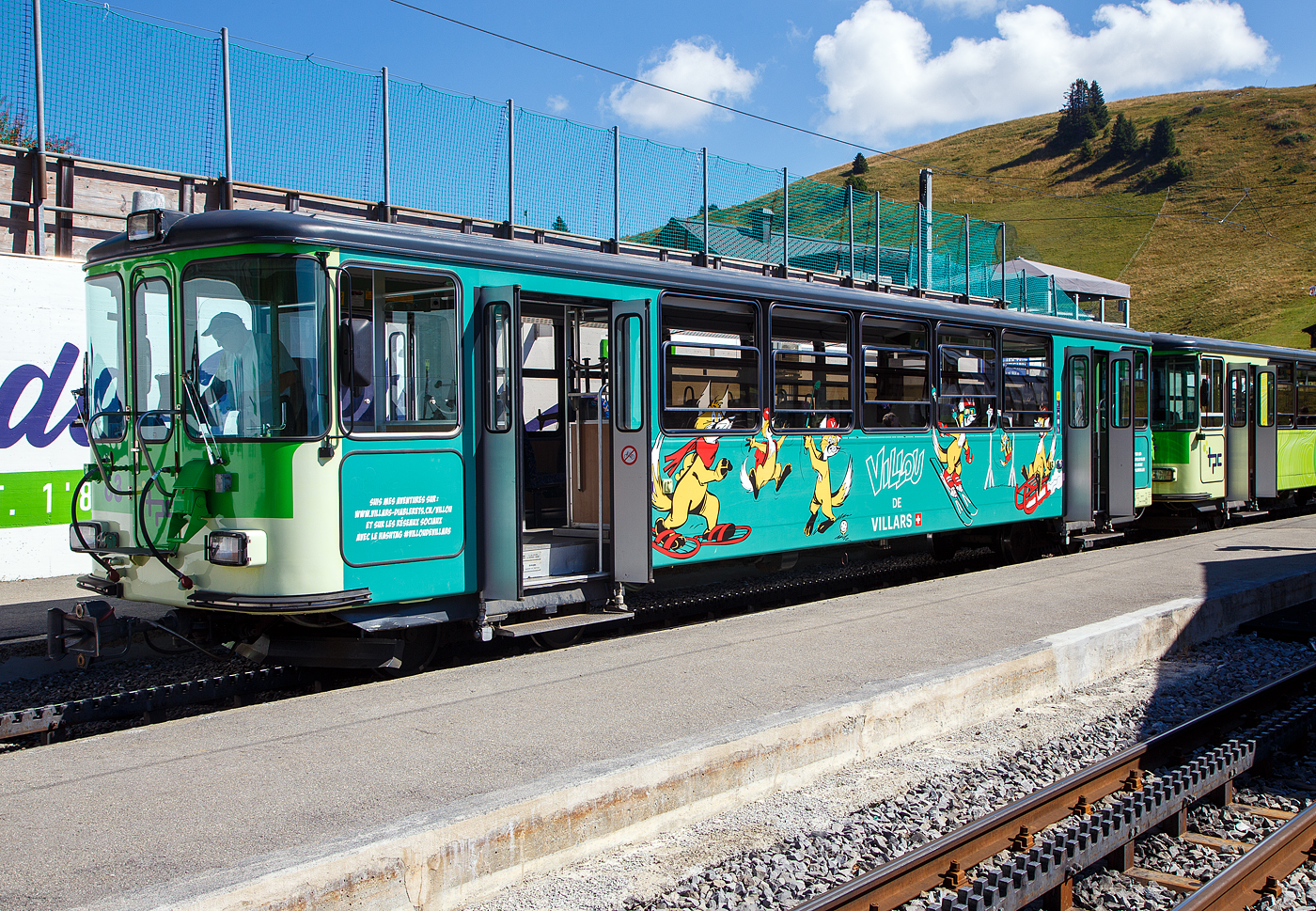 Der vierachsige Steuerwagen (2. Klasse) tpc BVB Bt 63, eingereiht in einem Pendelzug, mit dem Triebwagen tpc BVB BDeh 4/4 81 „Gryon“, am 10 September 2023 im Bergbahnhof Col-de-Bretaye (1.808 m ü. M.).

Der Wagen wurde 1976 als Steuerwagen Bt 63 zu den BVB Triebwagen BDeh 4/4 81 und 82 (von SWP/SLM/SAAS) von SWP (Schindler Waggon AG) in Pratteln gebaut, die Elektrik ist von SAAS (Société Anonyme des Ateliers de Sécheron in Genf, später ABB).

TECHNISCHE DATEN der Bt:
Spurweite: 1.000 mm (Meterspur)
Achsanzahl: 4 (2´2´)
Zahnradsystem:  Abt (Bremszahnrad)
Länge über Kupplung: 15.600 mm
Eigengewicht: 9 t
Max. Neigung : 200 ‰
Höchstgeschwindigkeit (Adhäsion): 40 km/h
Höchstgeschwindigkeit (Zahnrad): 20 km/h 
(Berg auf) / 15 km/h (Talfahrt)
Sitzplätze: 44 (in der 2.Klasse)
Stehplätze: 72
Kupplung: +GF+-Kupplung
Bremse: Frein P-A
