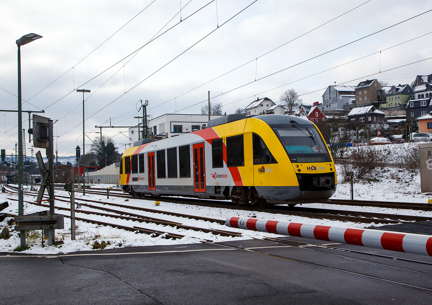 Der VT 202 ABbp (95 80 0640 102-9 D-HEB) ein Alstom Coradia LINT 27 der (Hessische Landesbahn) fährt am 21.01.2022, als RB 90 (Umlauf 61742)  Westerwald-Sieg-Bahn  (Altenkirchen - Au/Sieg - Betzdorf - Siegen), von Niederschelden weiter in Richtung Siegen.