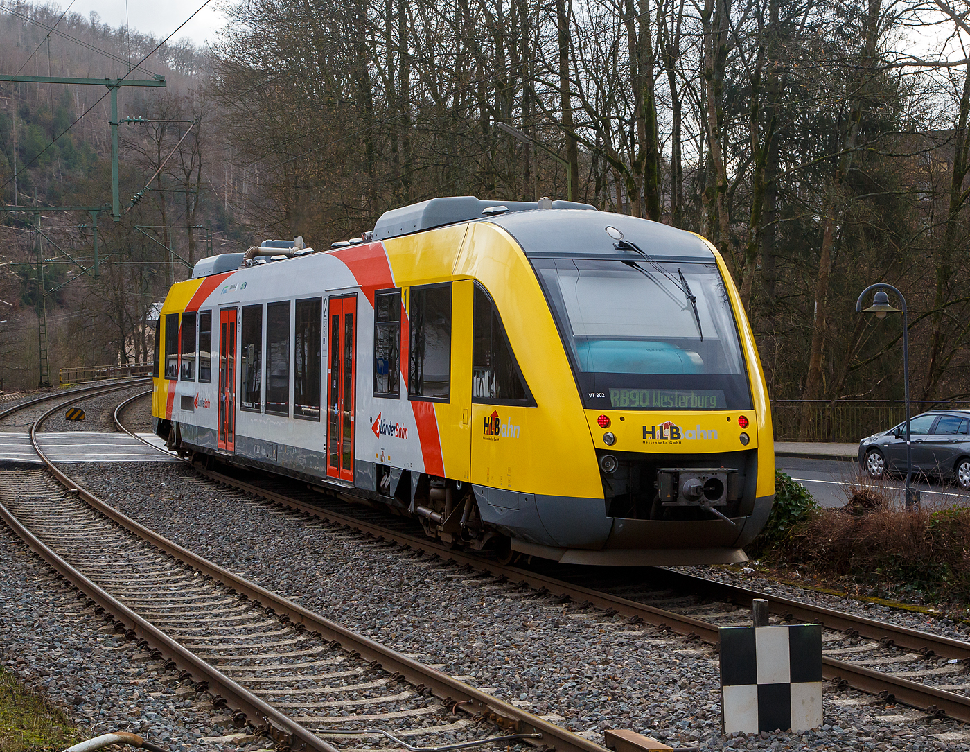 Der VT 202 Abp (95 80 0640 102-9 D-HEB), ein Alstom Coradia LINT 27 der HLB - Hessische Landesbahn (3LänderBahn) verlässt am 04.02.2023, als RB 90  Westerwald-Sieg-Bahn  (Siegen - Betzdorf/Sieg - Au/Sieg - Altenkirchen – Westerburg), den Bahnhof Kirchen (Sieg) und fährt weiter in Richtung Betzdorf.

Der Triebwagen wurde 2004 Alstom (LHB) in Salzgitter unter der Fabriknummer 1187-002 für die vectus Verkehrsgesellschaft mbH gebaut, mit dem Fahrplanwechsel am 14.12.2014 wurden alle Fahrzeuge der vectus nun Eigentum der HLB.
