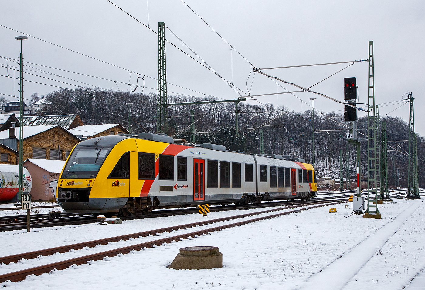 Der VT 257 (95 80 0648 157-5 D-HEB / 95 80 0648 657-4 D-HEB) ein Dieseltriebzug vom Typ Alstom Coradia LINT 41 der HLB (Hessische Landesbahn), ex Vectus VT 257, verlässt am 08.03.2023, als RB 90  Westerwald-Sieg-Bahn  (Siegen – Au/Sieg - Altenkirchen – Westerburg – Limburg/Lahn), den Bahnhof Betzdorf (Sieg).

Der Alstom Coradia LINT 41 wurde 2004 von Alstom (LHB) in Salzgitter unter der Fabriknummer 1188-007 für die vectus Verkehrsgesellschaft mbH gebaut, mit dem Fahrplanwechsel am 14.12.2014 wurden alle Fahrzeuge der vectus nun Eigentum der HLB.
