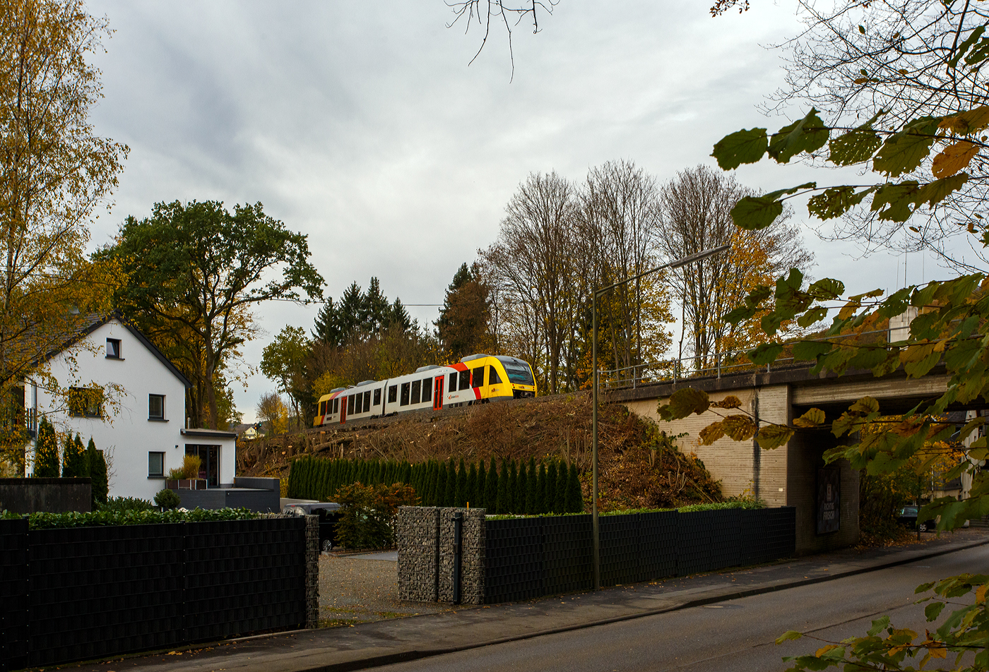 Der VT 265 (95 80 0648 165-8 D-HEB /95 80 0648 665-7 D-HEB) ein Alstom Coradia LINT 41 der HLB (Hessische Landesbahn), ex Vectus VT 265, erreicht als RB 96  Hellertalbahn  (Dillenburg – Haiger – Herdorf – Betzdorf/Sieg) am 31 Oktober 2025 bald den Bahnhof Betzdorf/Sieg

Der Alstom Coradia LINT 41 wurde 2004 von Alstom (LHB) in Salzgitter unter der Fabriknummer 1188-015 für die vectus Verkehrsgesellschaft mbH gebaut, mit dem Fahrplanwechsel am 14.12.2014 wurden alle Fahrzeuge der vectus nun Eigentum der HLB.