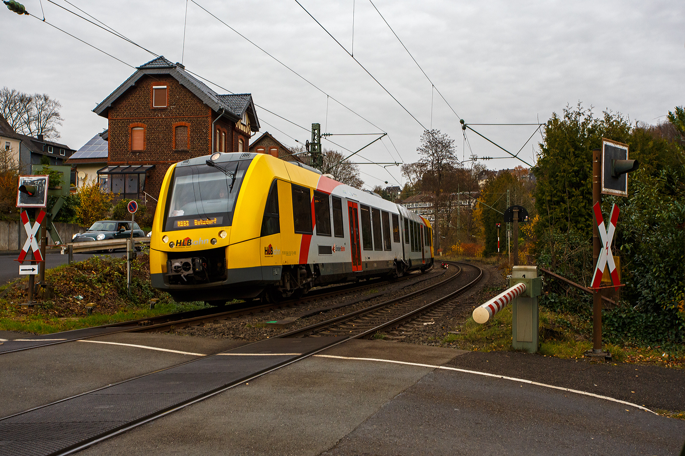 Der VT 503 (95 80 1648 103-7 D-HEB / 95 80 1648 603-6 D-HEB) ein Alstom Coradia LINT 41 der neuen Generation, der HLB (Hessische Landesbahn GmbH), f�hrt am 14 November 2025 von Kirchen/Sieg, hier beim B� km 121,192, als RB 93  Rothaarbahn  von Aue-Wingeshausen �ber Kreuztal und Siegen nach Betzdorf. N�chster Halt ist dann der Zielbahnhof Betzdorf/Sieg.

Der LINT 41 wurde 2015 von der ALSTOM Transport Deutschland GmbH (vormals LHB - Linke-Hofmann-Busch GmbH) in Salzgitter-Watenstedt unter der Fabriknummer D041418-003 gebaut und im Juli 2015 an die HLB Standort Siegen ausgeliefert.