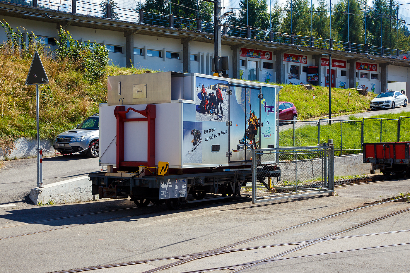 Der zweiachsige Flach- /Containertragwagen tpc  BVB Lb 752 ist am 10 September 2023, beladen mit einem Abrollkühlcontainer in Villars-sur-Ollon abgestellt. Man kann auch das Bremszahnrad erkennen. 

Der Wagen wurde 1913 als L 302 für die VB (Chemin de fer Villars–Bretaye) gebaut. Im Jahre 1942 fusionierten BGVC mit der VB zur BVB (Bex–Villars–Bretaye) und der Wagen wurde zum BVB OC 252 / Kklm 252 der dann später zum BVB Lb 752 umgebaut wurde.

TECHNISCHE DATEN:
Spurweite: 1.000 mm (Meterspur)
Achsanzahl: 2
Zahnradsystem:  Abt (Bremszahnrad)
Eigengewicht: 4 t
Max. Zuladung: 10 t
Bremszahnrad: Ja
Max. Neigung : 240 ‰
Zugelassen: BVB, AL, ASD und AOMC