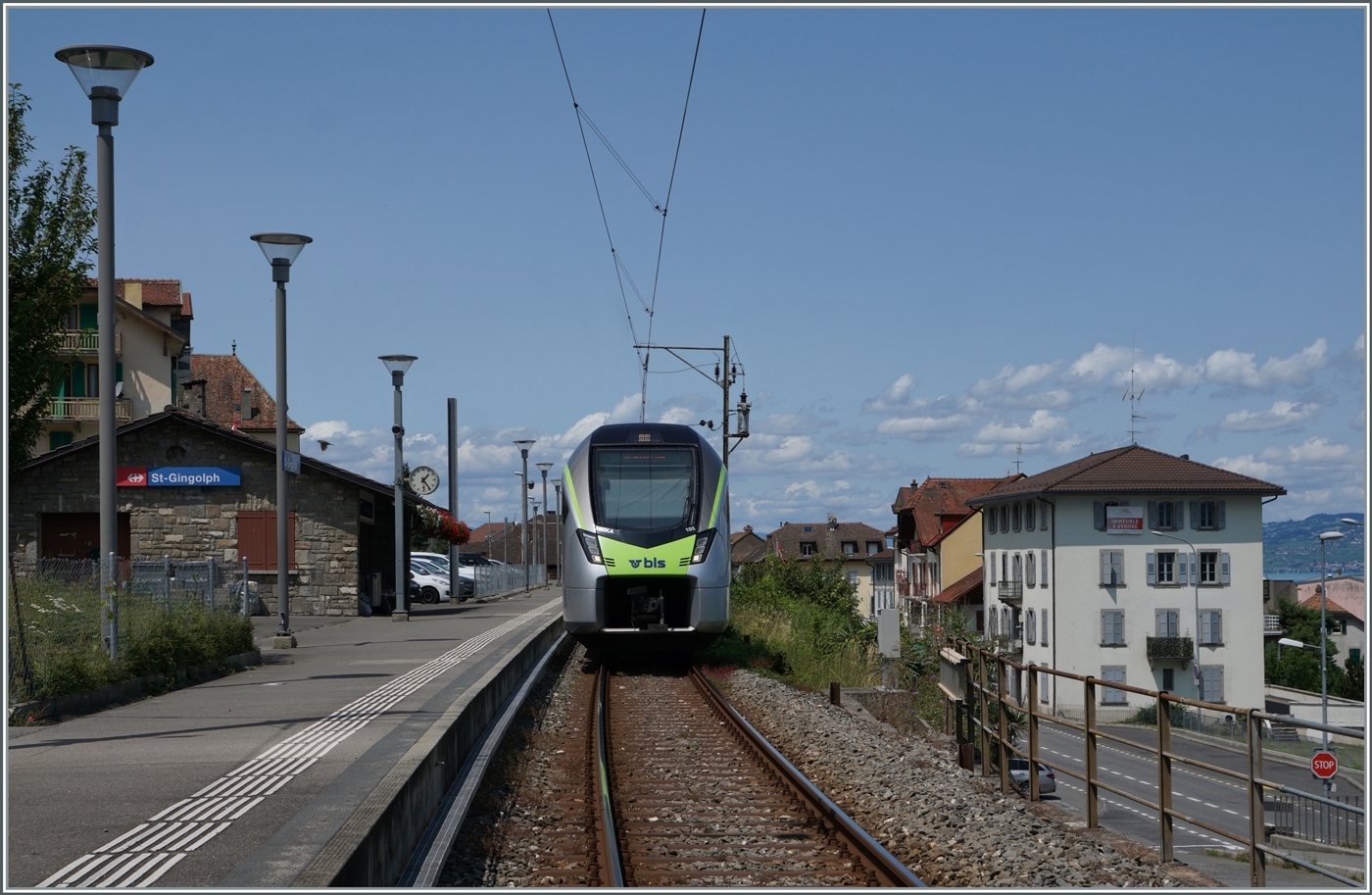 Des BLS RABe 528 105  MIKA  wartet als R91 6121 nach Brig auf die Abfahrt in St-Gingolph. 
Das Bild entstand auf dem offenen Bahnübergang. 

24. Juli 2024 