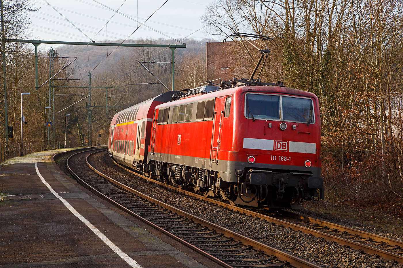 Die 111 168-1 (91 80 6111 168-1 D-DB) der DB Regio NRW schiebt den RE 9 rsx - Rhein-Sieg-Express (Siegen – Köln – Aachen) am 18.01.2023 durch Scheuerfeld (Sieg) in Richtung Köln.

Die Lok wurde 1980 von Henschel & Sohn in Kassel unter der Fabriknummer 32441 gebaut. Aktuell wird sie DB Gebrauchtzug am Markt zum Kauf angeboten.
