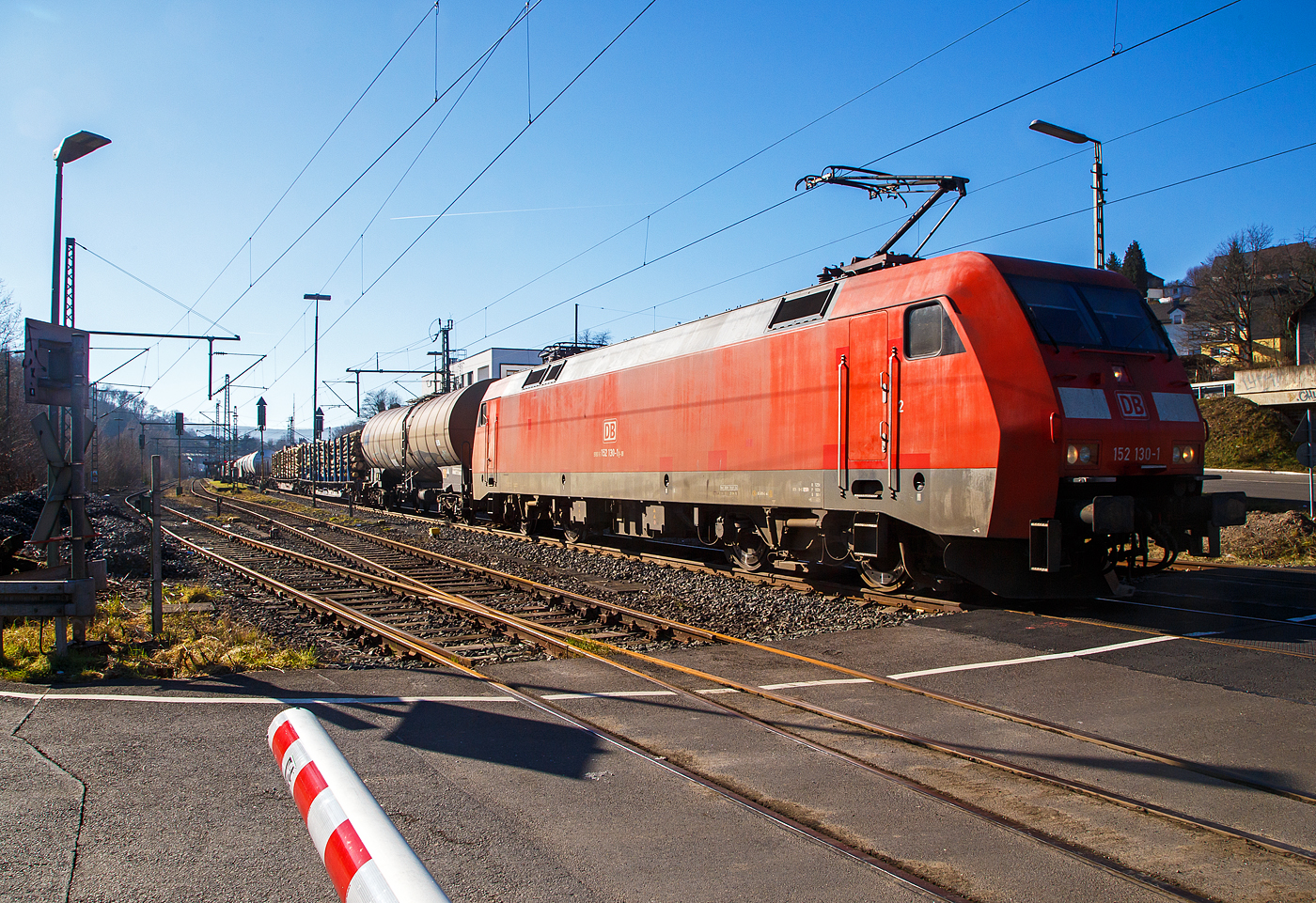 Die 152 130-1 (91 80 6152 130-1 D-DB) der DB Cargo AG fährt am 14.02.2023 mit einem gemischten Güterzug durch Niederschelderhütte, hier beim Bü 343 (km 112,183) kurz vor Niederschelden bzw. der Landesgrenze zu NRW, in Richtung Siegen.

Die Siemens ES64F wurde 2000 noch von Krauss-Maffei in München-Allach unter der Fabriknummer 20257 gebaut.