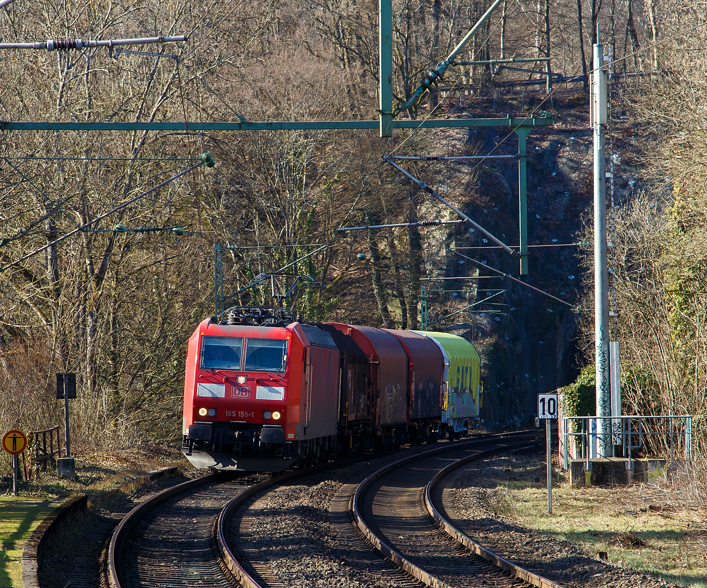 Die 185 159-1 (91 80 6185 159-1 D-DB) der DB Cargo AG hat am 03.03.2023, mit einem kurzen Coilzug (4 Wagen), den 32 m langen M�hlburg-Tunnel verlassen und f�hrt Scheuerfeld (Sieg) in Richtung Siegen.

Die TRAXX F 140 AC1wurde 2003 von der Bombardier Transportation GmbH in Kassel unter der Fabriknummer 33632 gebaut.