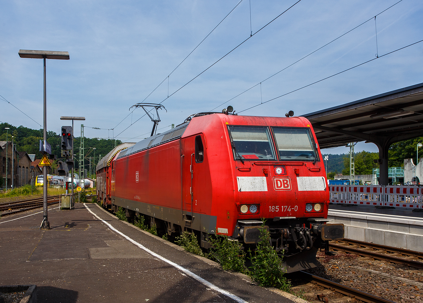 Die 185 174-0 (91 80 6185 174-0 D-DB) der DB Cargo Deutschland AG fährt am 18 Juni 2025 mit einem gedeckten Autotransportzug der DB Cargo Logistics GmbH, ex DB Schenker ATG (Wagen der Gattung Hccrrs 332 der TWA) durch den Bahnhof Betzdorf/Sieg in Richtung Siegen.

Die TRAXX F140 AC1 wurde 2004 von Bombardier in Kassel unter der Fabriknummer 33655 gebaut.

