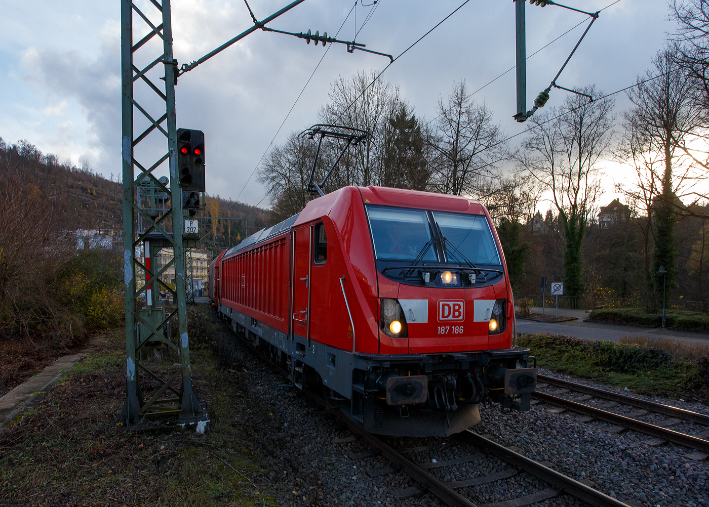 Die 187 186 (91 80 6187 186-2 D-DB) der DB Cargo AG fährt am 20 November 2025 mit einem Coilzug durch Kirchen/Sieg in Richtung Siegen. 

Die Bombardier TRAXX F140 AC3 wurde 2019 von der Bombardier Transportation GmbH in Kassel unter der Fabriknummer 35584 gebaut. Die für 140 km/h konzipierte Lok hat nur die Zulassung für Deutschland.