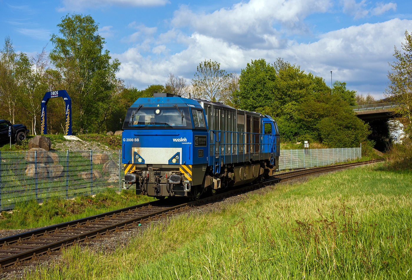 Die 272 408-6 / D20 der Bentheimer Eisenbahn AG (92 80 1272 408-6 D-BE), ex Rurtalbahn V 203 (92 80 1272 408-6 D-RTBC), eine Vossloh G 2000BB (mit symmetrischem Führerhaus) im Dienst für die KSW (Kreisbahn Siegen-Wittgenstein) auf der Talbahn, hier als Lz auf der Rückfahrt vom Pfannenberg kommend in Neunkirchen-Struthütten. Hier die KSW-Bahnstrecke Herdorf–Pfannenberg-(ehem. Unterwilden) ist eine rund 8 km lange Nebenbahn, bekannt ist sie auch als „Talbahn“. Die Strecke wurde von der 1904 gegründeten Freien Grunder Eisenbahn AG betrieben. Die gebliebenen Gleise und Anlagen sind seit 1970, als Betriebsstätte FGE - Freien Grunder Eisenbahn. Teil der heutigen Kreisbahn Siegen-Wittgenstein.

Die Lok ein Vossloh G 2000-3 BB (mit symmetrischem Führerhaus) wurde 2008 von Vossloh in Kiel unter der Fabriknummer 5001752 gebaut und als V 203
(92 80 1272 408-6 D-RTB) an die RTB - Rurtalbahn GmbH in Düren geliefert. Etwa 2019 ging sie zurück an Vossloh Locomotives GmbH und war als Mietlok unterwegs, im Juli 2021 ging sie dann an die BE - Bentheimer Eisenbahn AG (Nordhorn), wo sie nun D 20 bezeichnet wird. Die Lok hat die UIC-Zulassungen für Deutschland, die Niederlande und Belgien.

TECHNISCHE DATEN:
Achsformel: B'B'
Spurweite: 1.435 mm (Normalspur)
Länge über Puffer: 17.400 mm
Drehzapfenabstand: 9.500 mm
Achsstand im Drehgestell: 2.400 mm
Treibraddurchmesser: 	1.000 mm
Höhe: 4.220 mm
Breite: 3.080 mm
Dieselmotor: Caterpillar V-16-Viertakt-Dieselmotor mit Turboaufladung und Ladeluftkühlung vom Typ CAD 3516 B-HD
Motorleistung: 2.240 kW
Motor-Nenndrehzahl: 1800/min
Getriebe: Voith L 620 reU2
Leistungsübertragung: hydraulisch
Anfahrzugkraft: 283 kN
Dienstgewicht: 87,3 t
Höchstgeschwindigkeit: 120 km/h
Kleinster bef. Halbmesser: 80 m
Bremse: KE-GP mZ (D)
Tankinhalt: 5.000