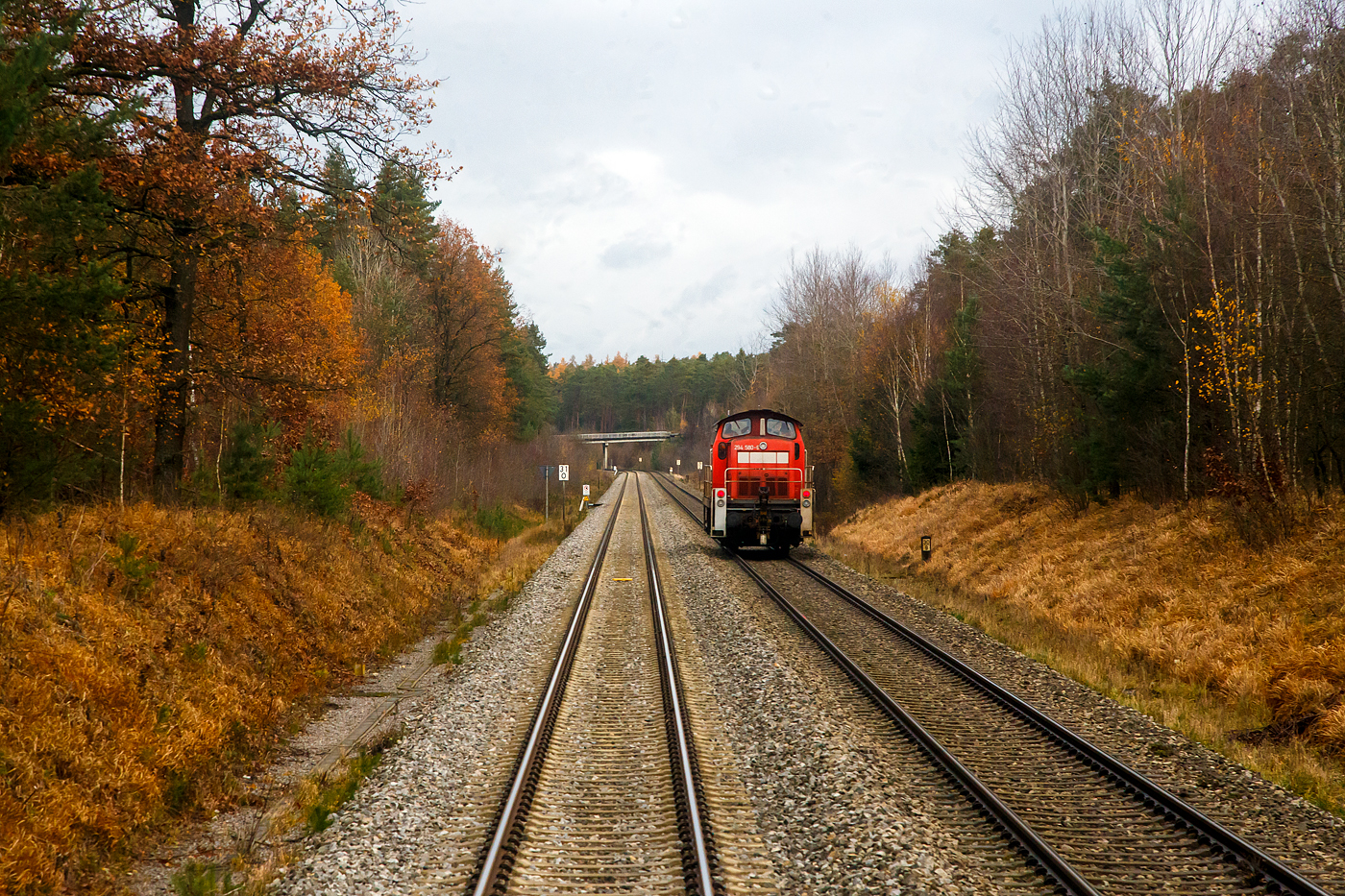 Die 294 580-6 (98 80 3294 580-6 D-DB), eine remotorisierte V 90 der DB Cargo AG f�hrt am 24.11.2022 al LZ (Lokzug), bei Maxh�tte (km 31) die Bahnstrecke Bahnstrecke Regensburg - Schwandorf  - Weiden (KBS 855) in Richtung Schwandorf. Foto aus dem letzten Wagen vom alex RE 25.

Die Bahnstrecke Regensburg–Weiden ist eine nicht elektrifizierte zweigleisige Hauptbahn in Bayern. Sie verbindet die oberpf�lzische Bezirkshauptstadt Regensburg �ber Schwandorf mit Weiden in der Oberpfalz.
