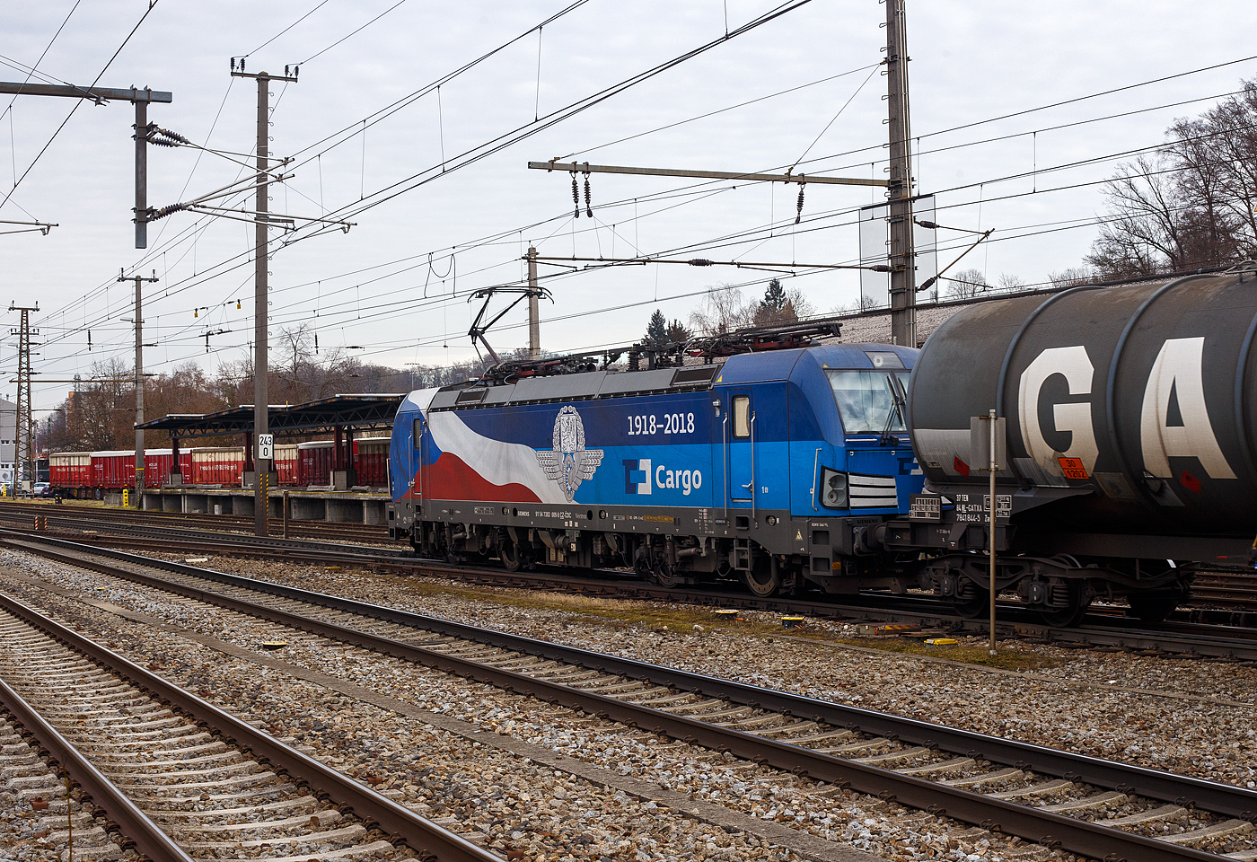 Die 383 009-8 (91 54 7383 009-8 CZ-CDC) der ČD Cargo a.s. (Praha/Prag) fährt am 14 Januar 2025, mit einem mit Diesel oder Heizöl beladenen Kesselwagenzug, durch den Bahnhof Attnang-Puchheim auf den Westbahn in östlicher Richtung. Die Siemens Vectron MS trägt hier Werbung 100 Jahre „1918 – 2018“ Tschechische Bahn bzw. (ursprünglichen) Tschechoslowakische Staatsbahnen. 

Die Multisystemlokomotive Siemens Vectron MS wurde 2018 von Siemens Mobilitiy in München-Allach unter der Fabriknummer 22461 gebaut. Sie wurde in der Variante A01-1d ausgeführt und hat so die Zulassung für Tschechien, Deutschland, Österreich, Slowakei, Polen, Ungarn und Rumänien (D / A / SK / PL / CZ / H + RO). So besitzt die Vectron Variante MS A01 folgende Zugsicherungssysteme: ETCS BaseLine 3, sowie für Deutschland (PZB90 / LZB80 (CIR-ELKE I)), für Österreich (ETCS Level 1 mit Euroloop, ETCS Level 2, PZB90 / LZB80), für Polen (SHP), Slowakei und Tschechien (LS (Mirel)), Ungarn (ETCS Level 1, EVM (Mirel)) und Rumänien (PZB90).