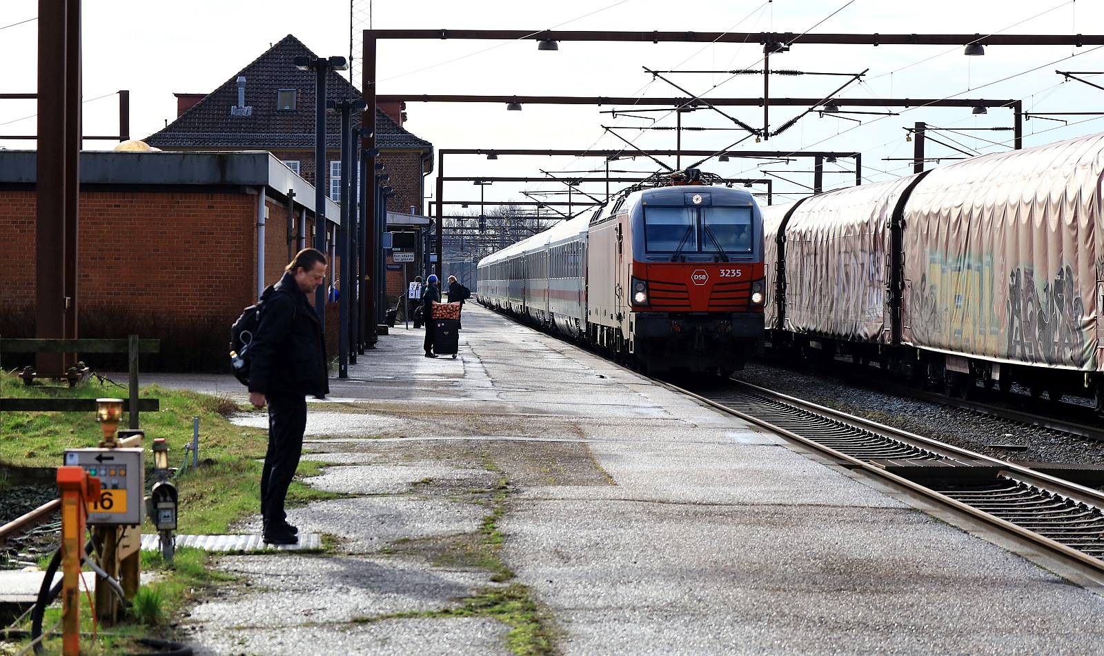 Die Ablösung wartet schon...Einfahrt für den EC 398 nach Kopenhagen mit Zuglok DSB Litra EB 3235. Pattburg/DK 16.02.2024