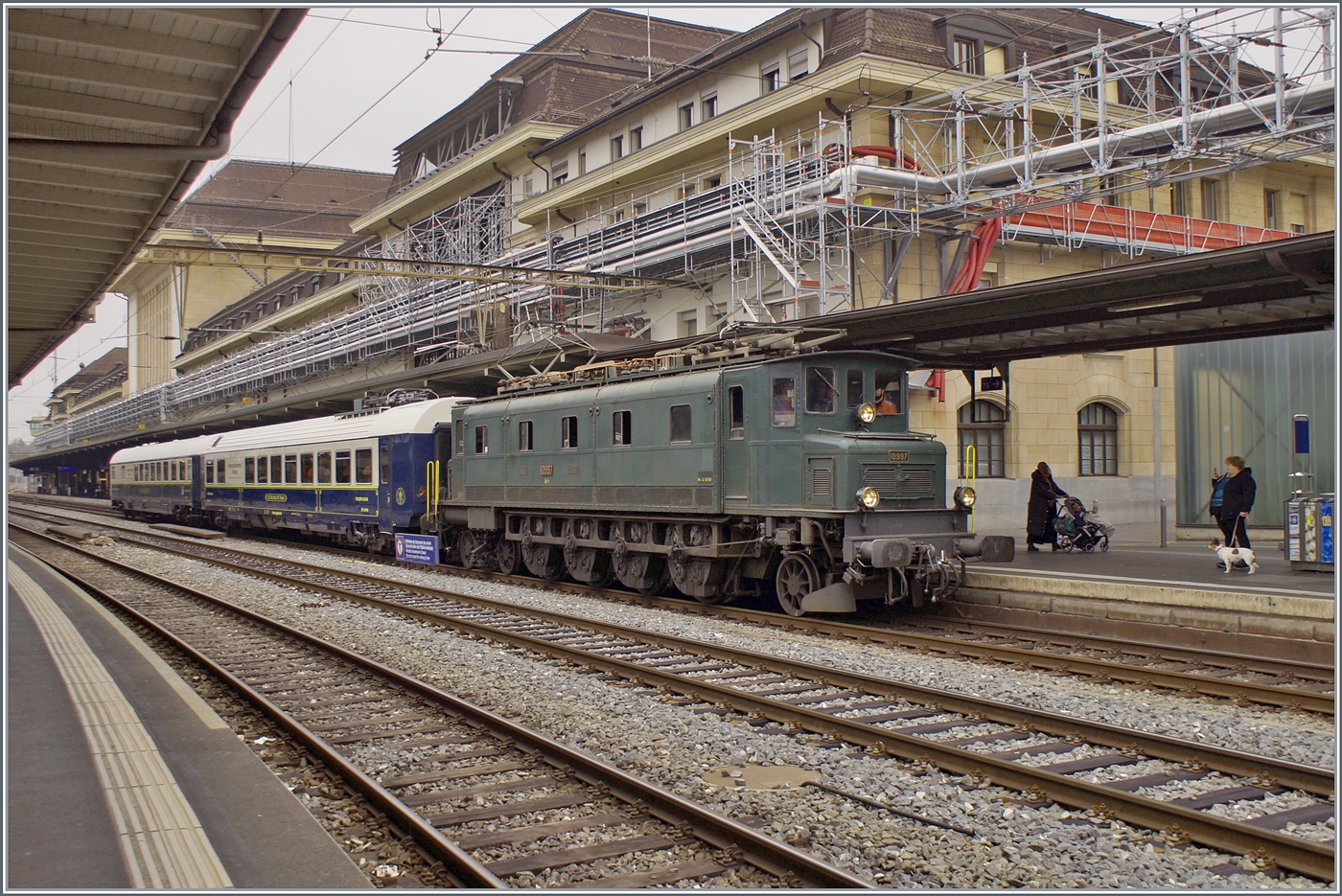  Die Ae 4/7 10997 ist mit den edlen Wagen  Le Diamant Bar  WRm 61 85 88-94 003-4 CH-IRIS und  Le Salon Bleu  ARmz 61 85 88-90 200-6 CH-IRIS unterwegs und macht in Lausanne einen kurzen Halt.

12. November 2022