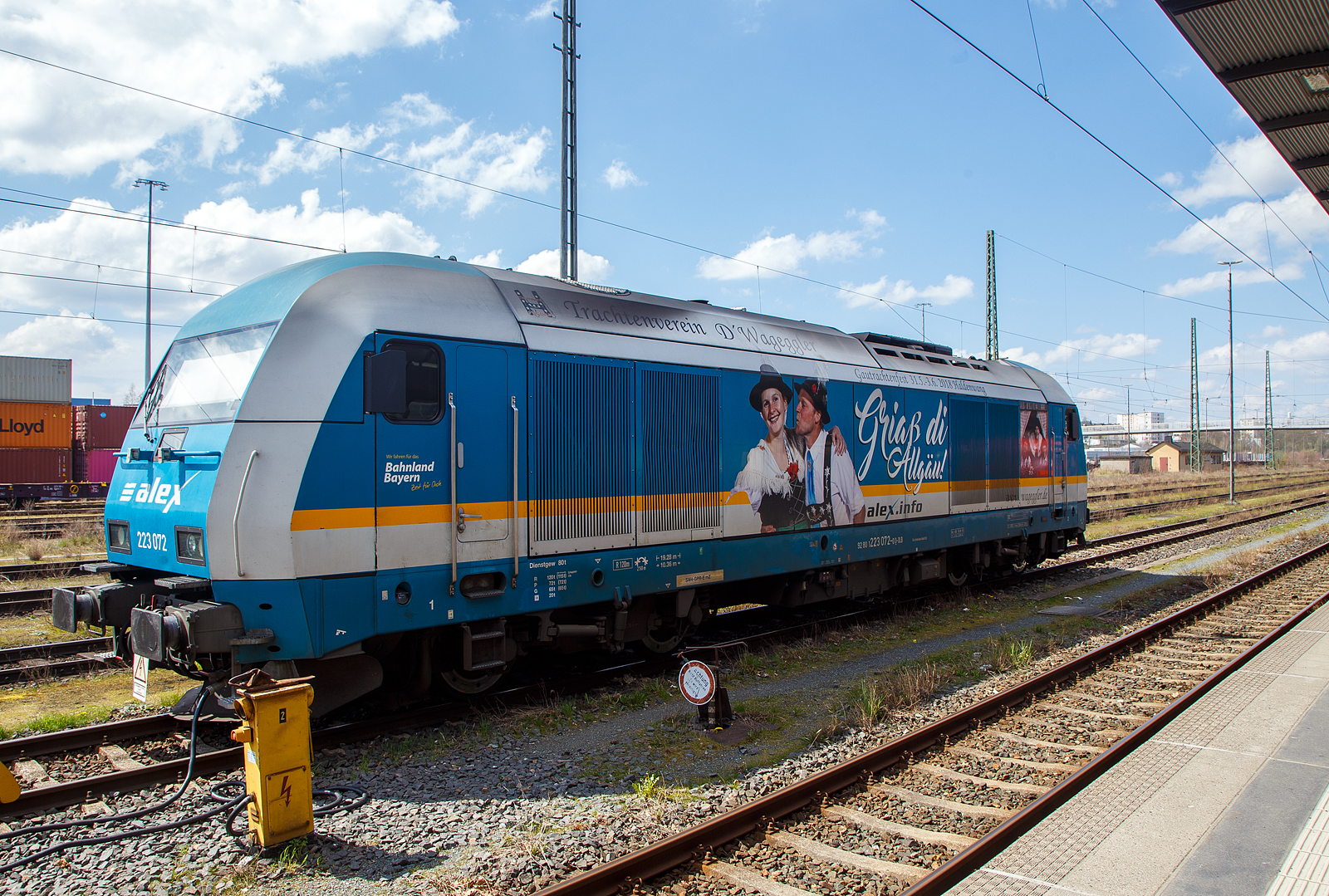 Die alex 223 072-0 (92 80 1223 072-0 D-DLB)  „Griaß di Allgäu“ (Werbung für den Trachtenverein D' Wageggler Börwang - Haldenwang e. V.) ist am 21.04.2023 im Hbf Hof abgestellt.

Die Siemens ER 20  Hercules  wurde 2007 von Siemens in München unter der Fabriknummer 21459 gebaut. Eigentümer der Lok ist die Alpha Trains Belgium und die DBL - Die Länderbahn GmbH der Mieter. Sie hat die Zulassung für Deutschland, Österreich und Tschechien (die Höchstgeschwindigkeit für CZ beträgt jedoch nur 100km/h).
