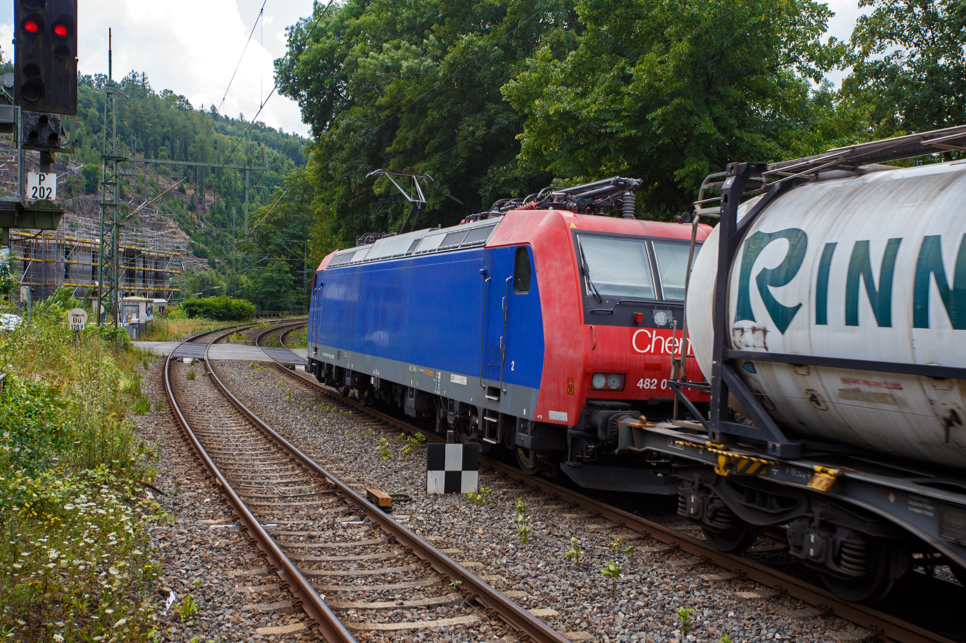 Die am die SBB Cargo International AG vermietete Re 482 011-4 „ChemOil“ (91 85 4482 011-4 CH-SBBC) der SBB Cargo AG fährt am 01 August 2025, mit einem KLV-Zug (HUPAC-Ganzzug) durch den Bahnhof Kirchen/Sieg in Richtung Köln.

Die TRAXX F140 AC1 wurde 2002 von Bombardier in Kassel unter der Fabriknummer 33525 gebaut und an die SBB Cargo AG geliefert. Sie hat die Zulassungen und Zugbeeinflussungssysteme für die Schweiz und Deutschland. 
