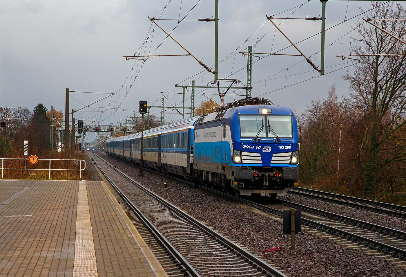 Die an die ČD - České dráhy (Tschechischen Eisenbahnen) vermietete Siemens Vectron MS 193 298-7“Mikeš 60” [ex “Fidorka”]  (91 80 6193 298-7 D-ELOC) der ELL - European Locomotive Leasing (Wien), rauscht am 07.12.2022, mit dem EC 378  „Berliner“ (Praha hl.n – Dresden Hbf - Berlin Hbf (tief) - Hamburg Hbf - Kiel Hbf), durch Dresden-Strehlen in Richtung Dresden Hbf. Der Zug befährt hier die „Elbtalbahn“ (Bahnstrecke Děčín–Dresden-Neustadt – KBS 247). Weiter hinten kann man schon den nächsten kommenden Zug, einen IC, erkennen.

Die Siemens X4E bzw. Siemens Vectron MS wurde 2017 von Siemens Mobilitiy in München-Allach unter der Fabriknummer 22255 gebaut. Die Vectron MS mit einer Leistung von 6.4 MW (unter Wechselstrom) mit einer zugelassenen Höchstgeschwindigkeit für 200 km/h hat die Zulassungen für Deutschland, Österreich, Ungarn, Tschechien, Polen, Slowakei Rumänien (D/A/H/PL/CZ/SK/RO).