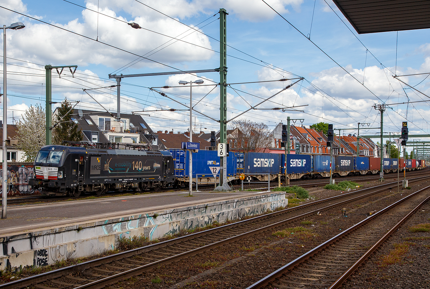 Die an die BLS Cargo vermietete X 4 E – 711 / 193 711-9 (91 80 6193 711-9 D-DISPO) der MRCE Dispolok GmbH (München) „e-mobility 140 years“ fährt am 30.04.2023, mit einem KLV-Zug durch Köln-Ehrenfeld in Richtung Aachen.

Die SIEMENS Vectron MS wurde 2018 von Siemens in München-Allach unter der Fabriknummer 22541 gebaut. Diese Vectron Lokomotive ist als MS – Lokomotive (Multisystem-Variante) mit 6.400 kW (160 km/h) konzipiert und zugelassen für Deutschland, Österreich, Schweiz, Italien und Niederlande (D/A/CH/I/NL).
