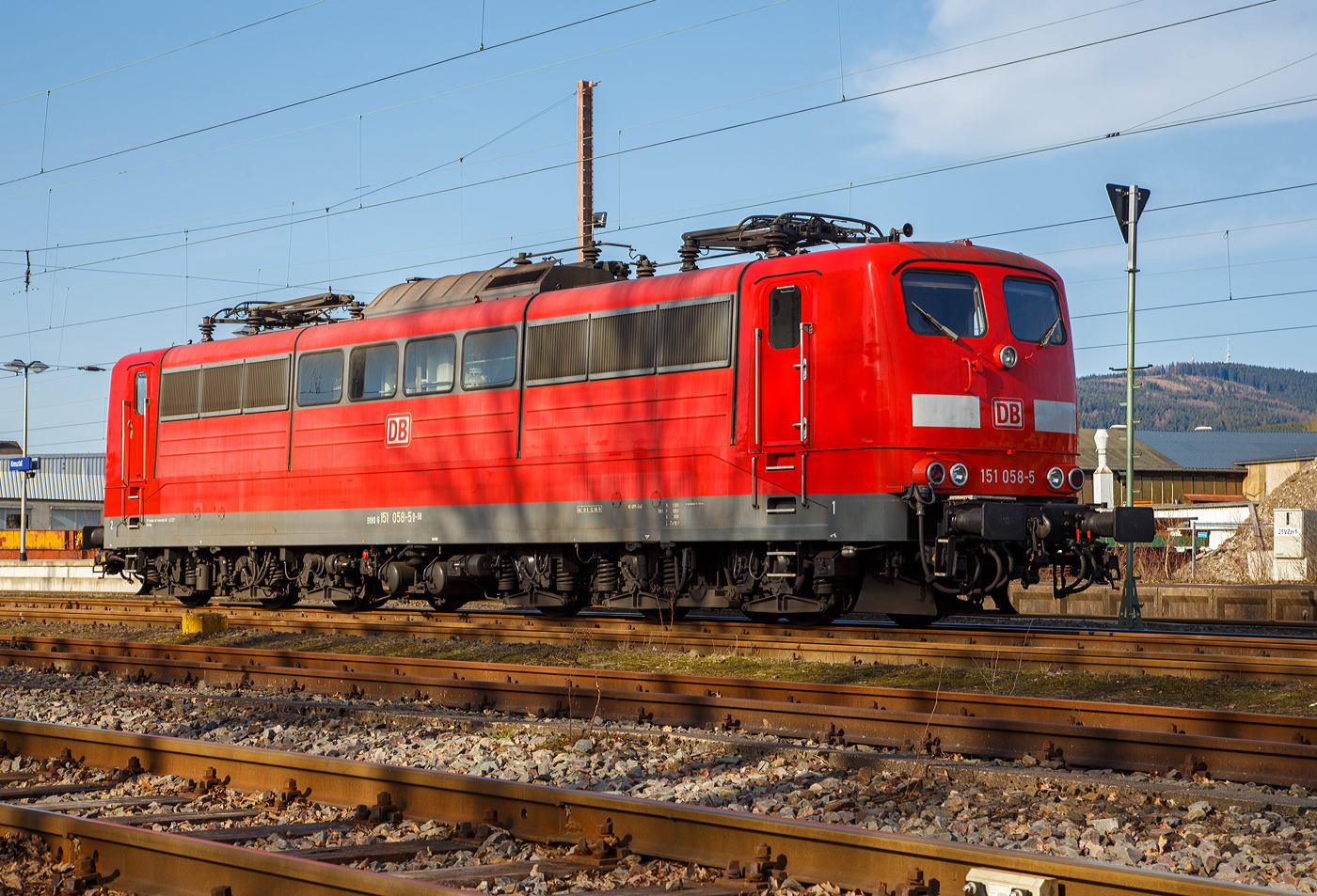 Die an die DB Cargo AG vermietete Railpool 151 058-5 (91 80 6151 058-5 D-Rpool), sonnt sich am 12. März 2017 in der Abstellgruppe in Kreuztal.

Die 151 058-5 wurde 1974 von Henschel in Kassel unter der Fabriknummer 31801 gebaut. Bis 31.12.2016 gehörte sie zur DB Cargo AG. Zum 01.01.2017 wurden je 100 sechsachsige elektrische Altbau-Lokomotiven der Baureihen 151 und 155 an den Lokvermieter Railpool verkauft. Die DB Cargo mietet daraufhin 100 Loks von Railpool wieder an. Hier am 12. März 2017 hatte sie noch den DB-Keks und die DB NVR-Nummer angeschrieben. Seit Mai 2025 ist sie nun Eigentum der Altmark-Rail GmbH.
