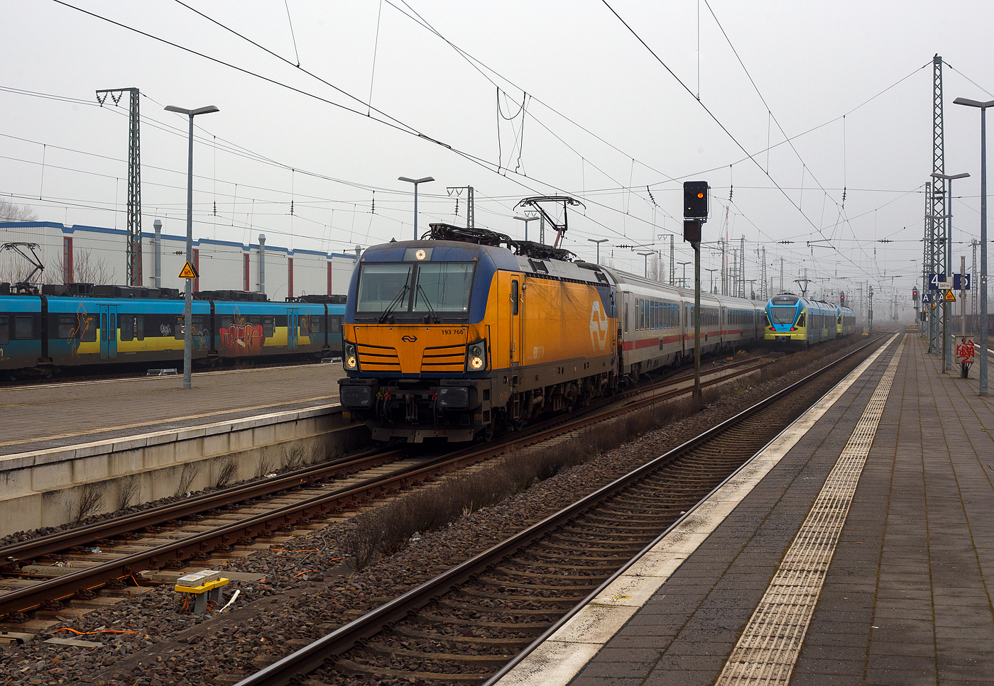 Die an die NS - Nederlandse Spoorwegen N.V. (Niederl�ndische Eisenbahnen AG) vermietete Siemens Vectron MS 193 766 (91 80 6193 766-3 D-ELOC) der ELL - European Locomotive Leasing (Wien) f�hrt am 21 Januar 2025, mit dem IC 146 (Berlin Ostbahnhof - Berlin Hbf - Hannover Hbf - Bad Bentheim – Deventer - Amsterdam Centraal), in den Bahnhof Rheine ein. Warum der IC nicht als EC gewertet wird ist mir nicht ganz klar. 

Die Siemens Vectron MS wurde 2019 von Siemens Mobilitiy in M�nchen-Allach unter der Fabriknummer 22721 gebaut und an die ELL geliefert.