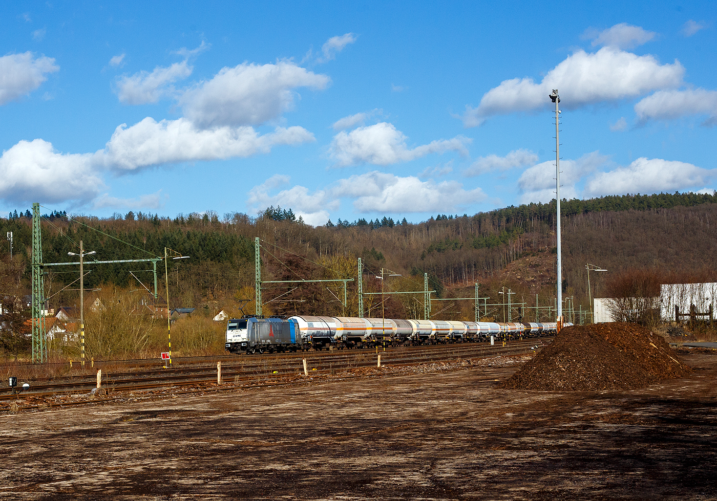 Die an die Retrack Germany GmbH (Hamburg, das VTG-eigene Eisenbahnverkehrsunternehmen) vermietete Railpool 186 540-1  Anton  (91 80 6186 540-1 D-Rpool) fährt am 23 Februar 2025 mit einem Druckgas-Kesselwagenzug, Wagen der Gattung Zagkks, laut Gefahrentafel (23/1965) beladen mit Kohlenwasserstoffgas, Gemisch, verflüssigt, durch Scheuerfeld/Sieg in Richtung Köln. Sie trägt Aufkleber „Bombardier TRAXX Nr. 200 für Railpool“. 

Die Bombardier TRAXX F140 MS(2E) wurde 2020 von Bombardier in Kassel unter der Fabriknummer 35654 gebaut und an die Railpool ausgeliefert. Sie ist damit die 200te Bombardier TRAXX-Lok für die Railpool GmbH (München). Die Multisystemlokomotive hat die Zulassungen bzw. besitzt die Länderpakete für Deutschland, Österreich, Polen, Tschechien, Slowakei, Ungarn und die Niederlande (D/A/PL/CZ/SK/HU/NL).
