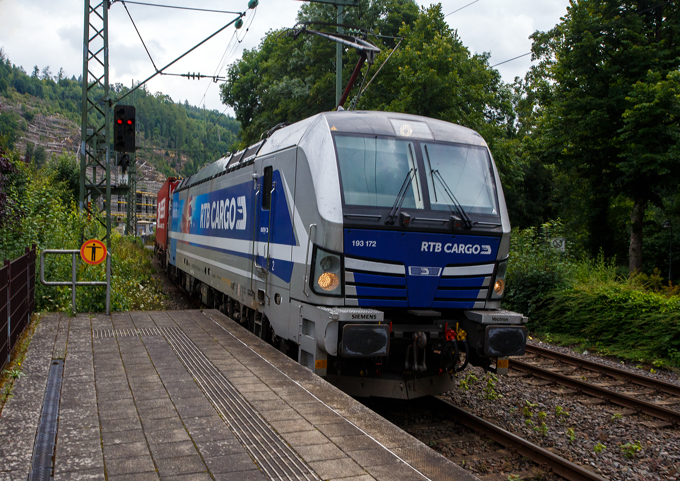 Die an die RTB Cargo vermietete Siemens Vectron MS - 193 172 (91 80 6193 172-4 D-Rpool) der Railpool GmbH (München) fährt am 31 Juli 2025 mit einem KLV-Zug durch den Bahnhof Kirchen/Sieg in Richtung Siegen. 

Die Multisystemlokomotive Siemens Vectron MS wurde 2024 von SIEMENS Mobilitiy in München-Allach unter der Fabriknummer 23472 gebaut und im September 2024 an die Railpool ausgeliefert. Hier in der ausgeführten Variante MS A54 ist sie eine „echte“ Multisystemlokomotive und kann in halb Europa fahren. Sie hat die Zulassungen und Länderpakete für Deutschland, Österreich, Belgien, die Niederlande, Tschechien, die Slowakei, Ungarn, Rumänien und Polen. Für Serbien (SRB), Bulgarien (BG) und Kroatien (HR) sind auch Zulassungen vorgesehen, aber ist z.Z. noch durchgestrichen.

So besitzt die Variante MS A54 folgende Zugsicherungssysteme: ETCS BaseLine 3, sowie für Deutschland (PZB90 / LZB80 (CIR-ELKE I)), für Österreich (ETCS Level 1 mit Euroloop, ETCS Level 2, PZB90 / LZB80), für Belgien (ETCS L1, ETCS L2, TBL1+), für die Niederlande (ETCS Level 1, ETCS Level 2, ATB-EGvV), für Tschechien und die Slowakei (LS (Mirel)), für Ungarn (ETCS Level 1, EVM (Mirel)), für Polen (SHP) und für Rumänien, Serbien, Bulgarien und Kroatien (PZB90).

Was mir bei meinen Recherchen nun mal aufgefallen ist, dass es zurzeit keine für Frankreich zugelassene Siemens Vectron gibt. Aber dies wird sich wohl bald mal ändern. Alpha Trains gab im September 2024 die Erweiterung seiner Flotte um bis zu 70 Vectron-Lokomotiven (davon 35 bestellt) bekannt. Der Rahmenvertrag sieht die Lieferung mehrerer Varianten von Vectron-Lokomotiven vor, darunter Multi-System- und Dual Mode-Modelle.

Die neuen Vectron-Lokomotiven verfügen über eine maximale Leistung von bis zu 6,4 MW und eine Höchstgeschwindigkeit von bis zu 200 km/h. Sie ergänzen die bestehende Alpha Trains-Flotte von Vectron MS-, AC- und Vectron Dual Mode-Modellen. Die erste Auslieferung ist für Ende 2026 geplant. Der Auftrag umfasst auch die Lieferung der ersten Vectron-Mehrsystemlokomotiven für Frankreich, die entlang des Nord-Süd-Korridors in Deutschland, Österreich, der Schweiz, Italien, Belgien, der Niederlande, Frankreich und optional in Luxemburg eingesetzt werden können.

Alpha Trains will so die Marktpräsenz, insbesondere in Frankreich, weiter stärken. Es ist besonderer Meilenstein für SIEMENS, die ersten Vectron-Mehrsystemlokomotiven für Frankreich zu liefern, die ihre Fähigkeiten in Bezug auf Leistung, Geschwindigkeit und grenzüberschreitenden Betrieb eindrucksvoll unter Beweis stellen. Dieser Auftrag wird nicht nur die bestehende Flotte von Alpha Trains erweitern, sondern auch eine wichtige Rolle bei der Förderung des nachhaltigen Verkehrs in ganz Europa spielen.
